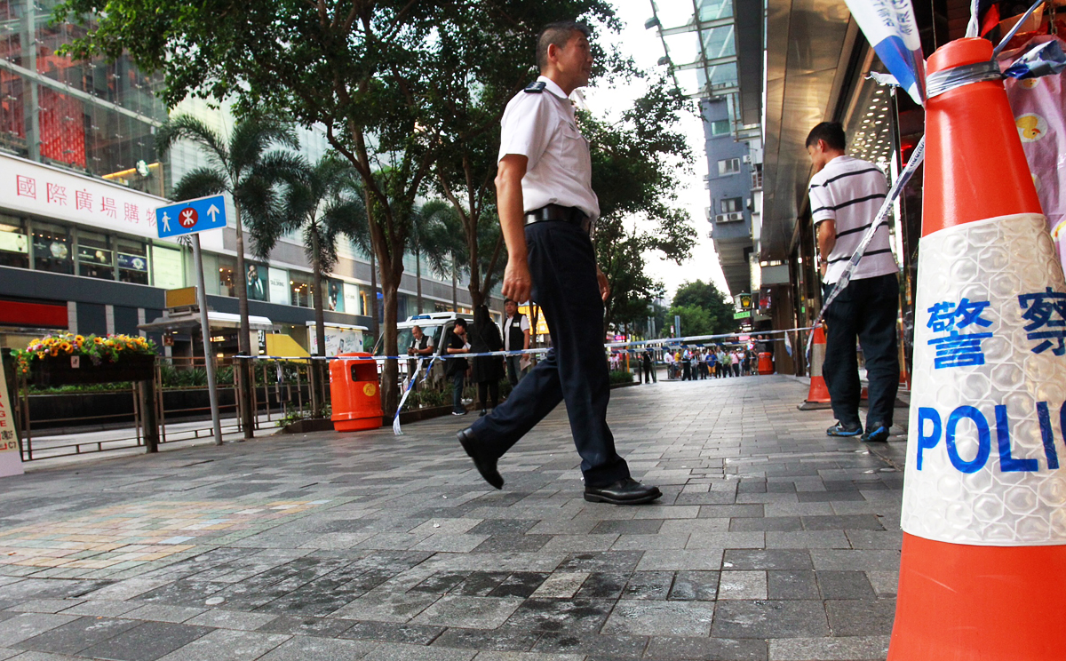 Police officers at the scene of the incident outside Chungking Mansions in Tsim Sha Tsui. Photo: SCMP Pictures   