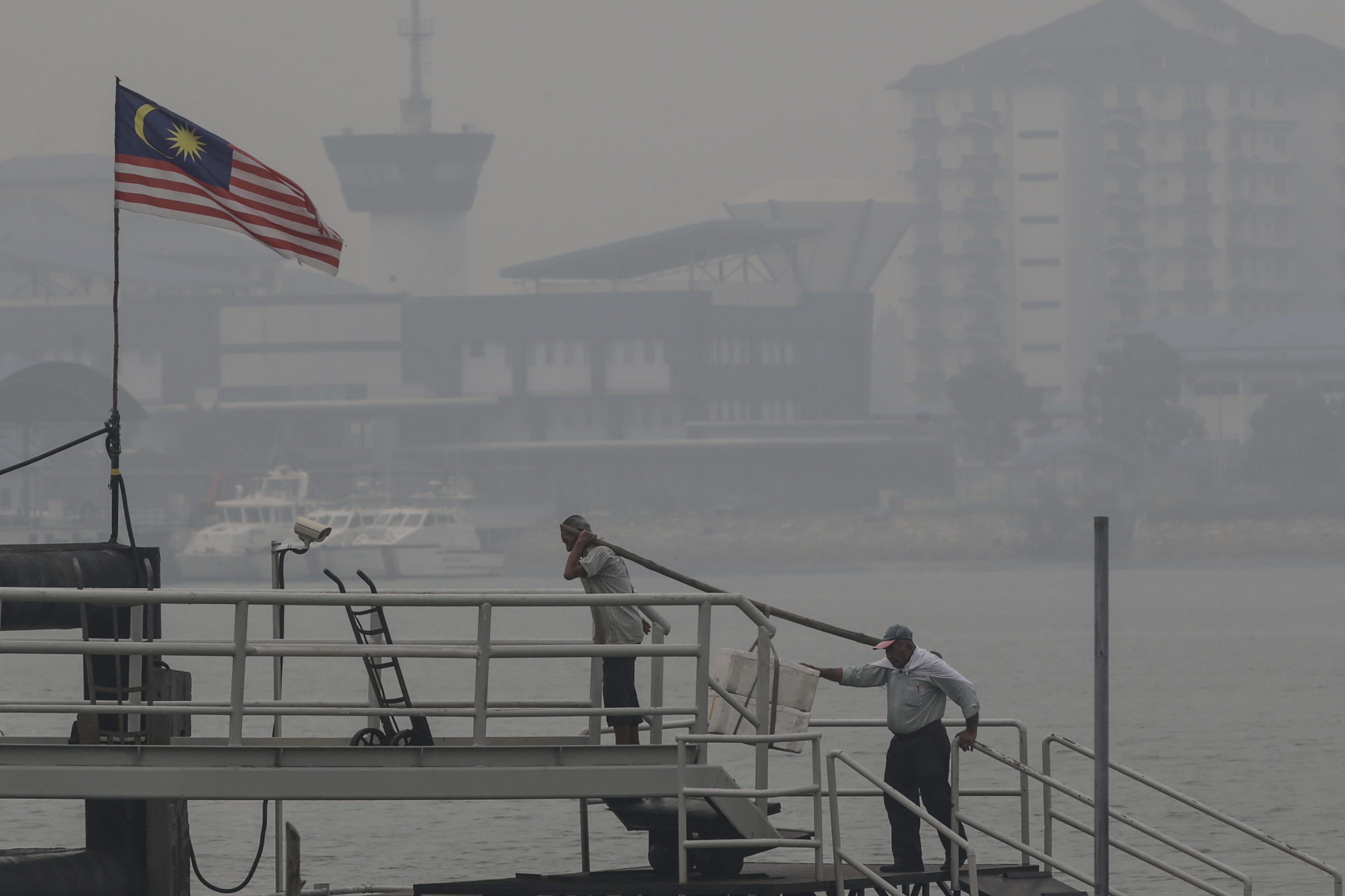 Port Klang, outside Kuala Lumpur, is shrouded in heavy haze.  Photo:  EPA