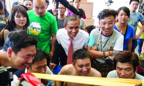 Xiao Jiguo, centre, US President Barack Obama's Chinese alter ego,  views footage on set in Guangzhou. Photo: Southern Metropolis News