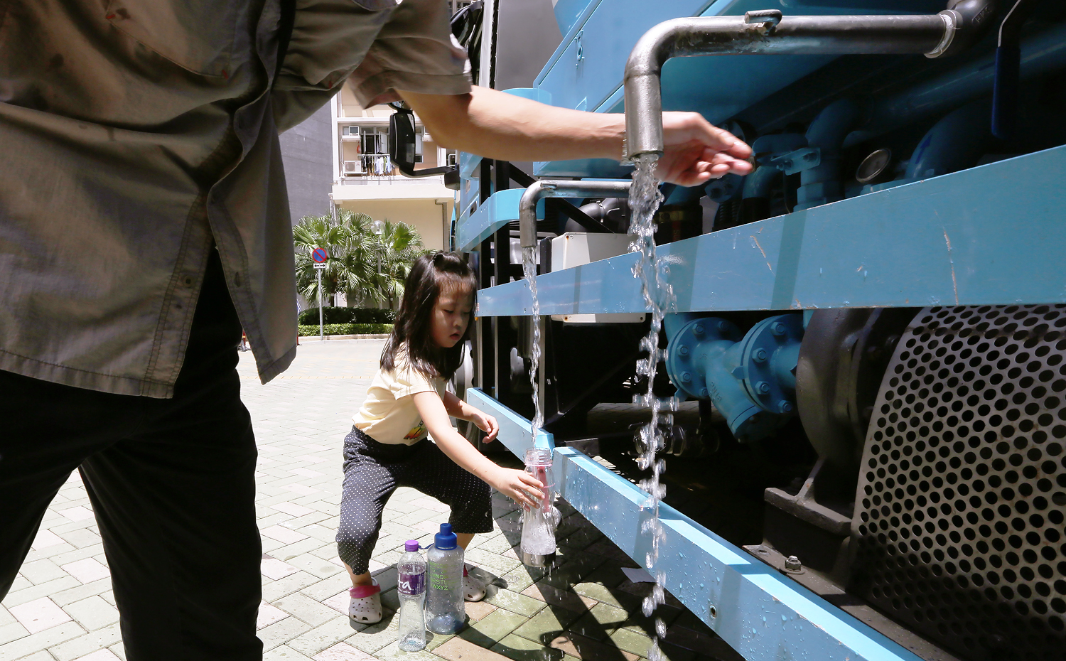 The scandal forced residents to draw water from outside pipes. Photo: Sam Tsang