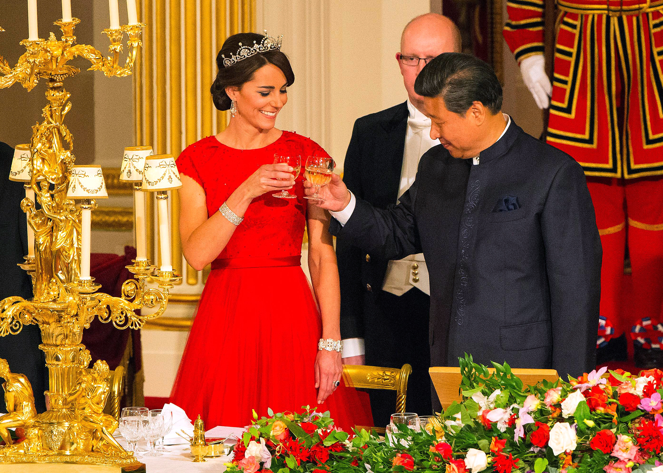 Chinese President Xi Jinping (right) raises a glass with Kate Middleton, Duchess of Cambridge, during the State Banquet hosted by Britain's Queen Elizabeth II at Buckingham Palace. Photo: AFP