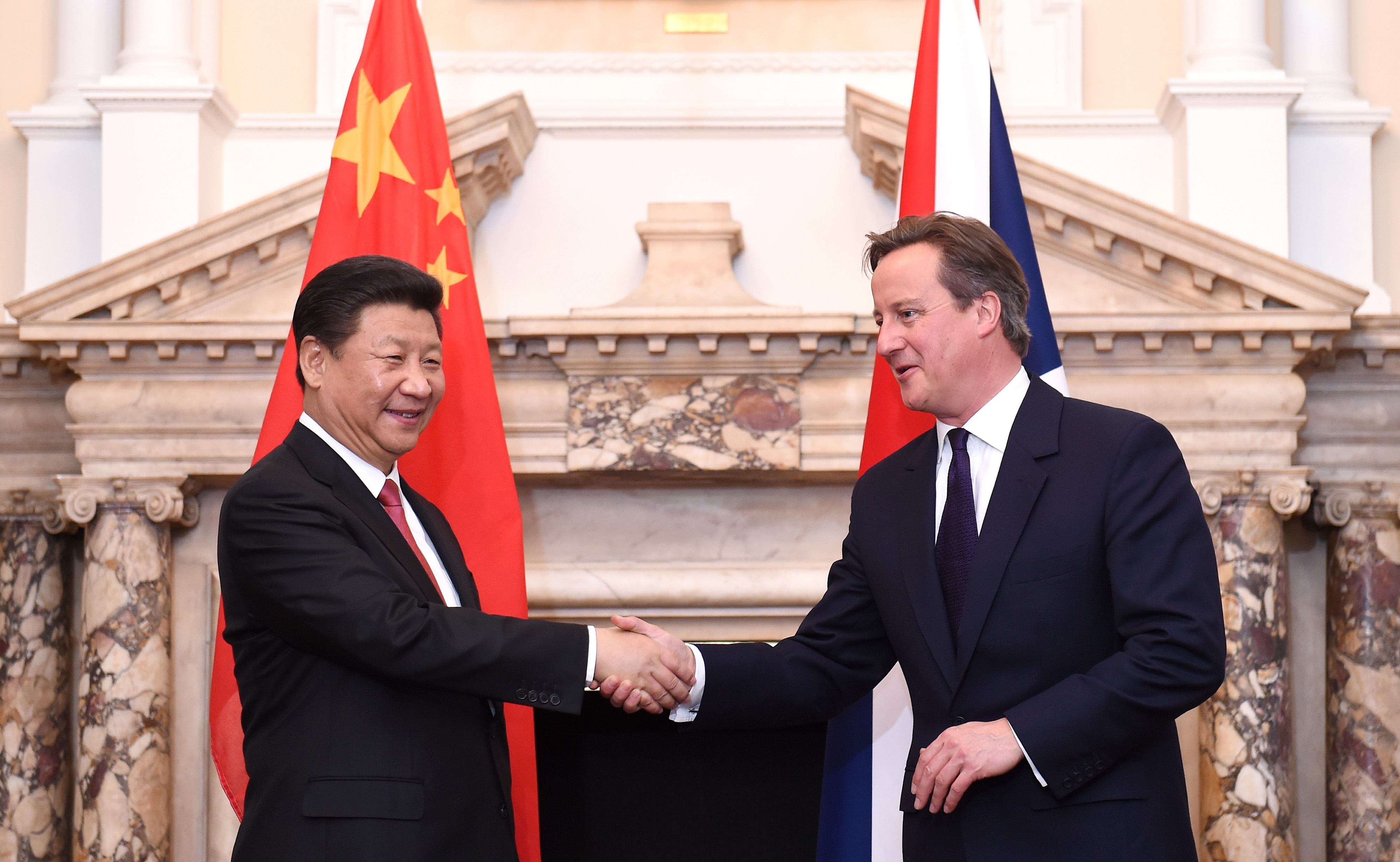 David Cameron, UK prime minister, right, shakes hands with Xi Jinping, China's president, during the UK- China Business Summit held at the Mansion House in London. Photo: Bloomberg