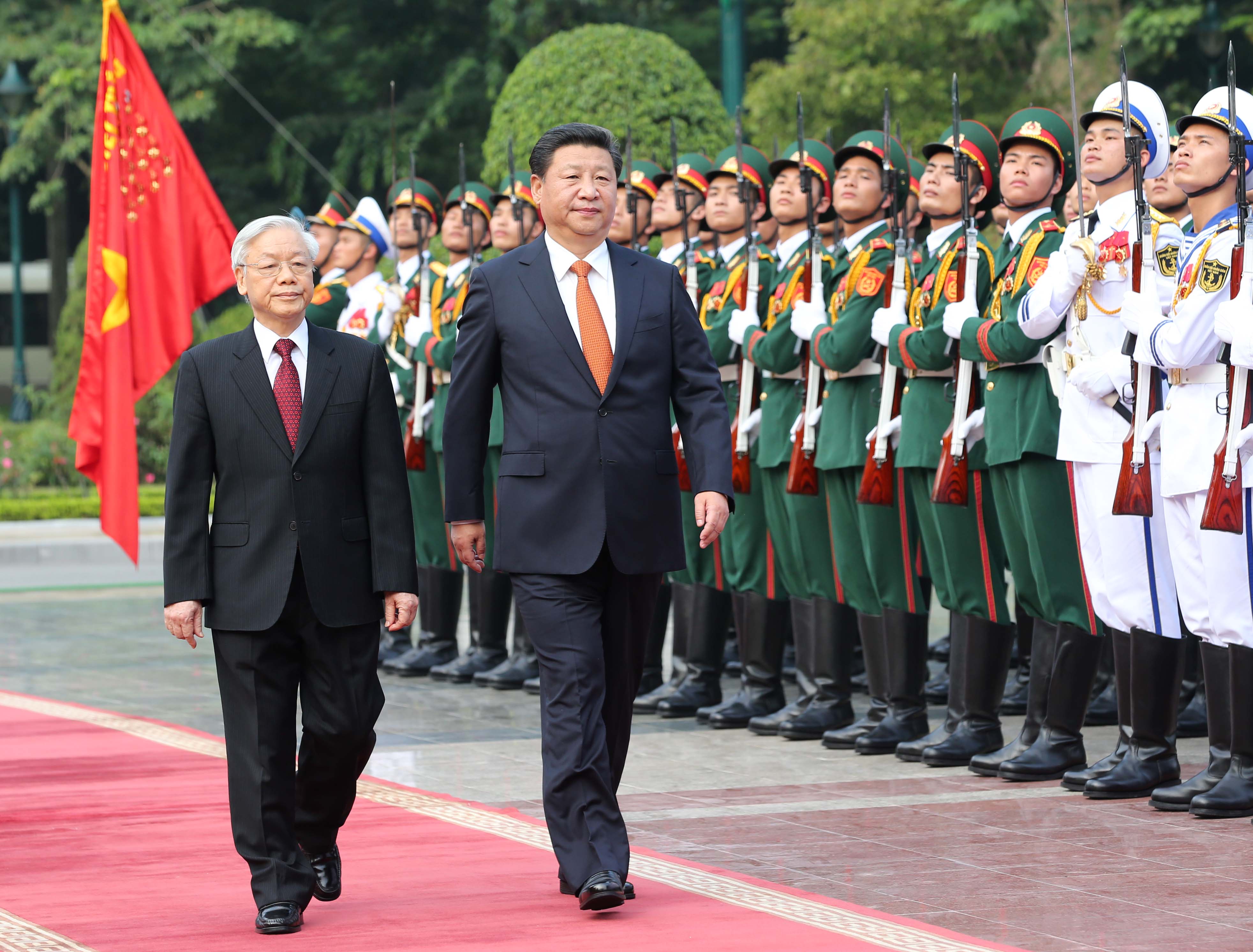 Chinese President Xi Jinping attends a welcoming ceremony held by General Secretary of the Communist Party of Vietnam Nguyen Phu Trong (left) before their talks in Hanoi. Photo: Xinhua