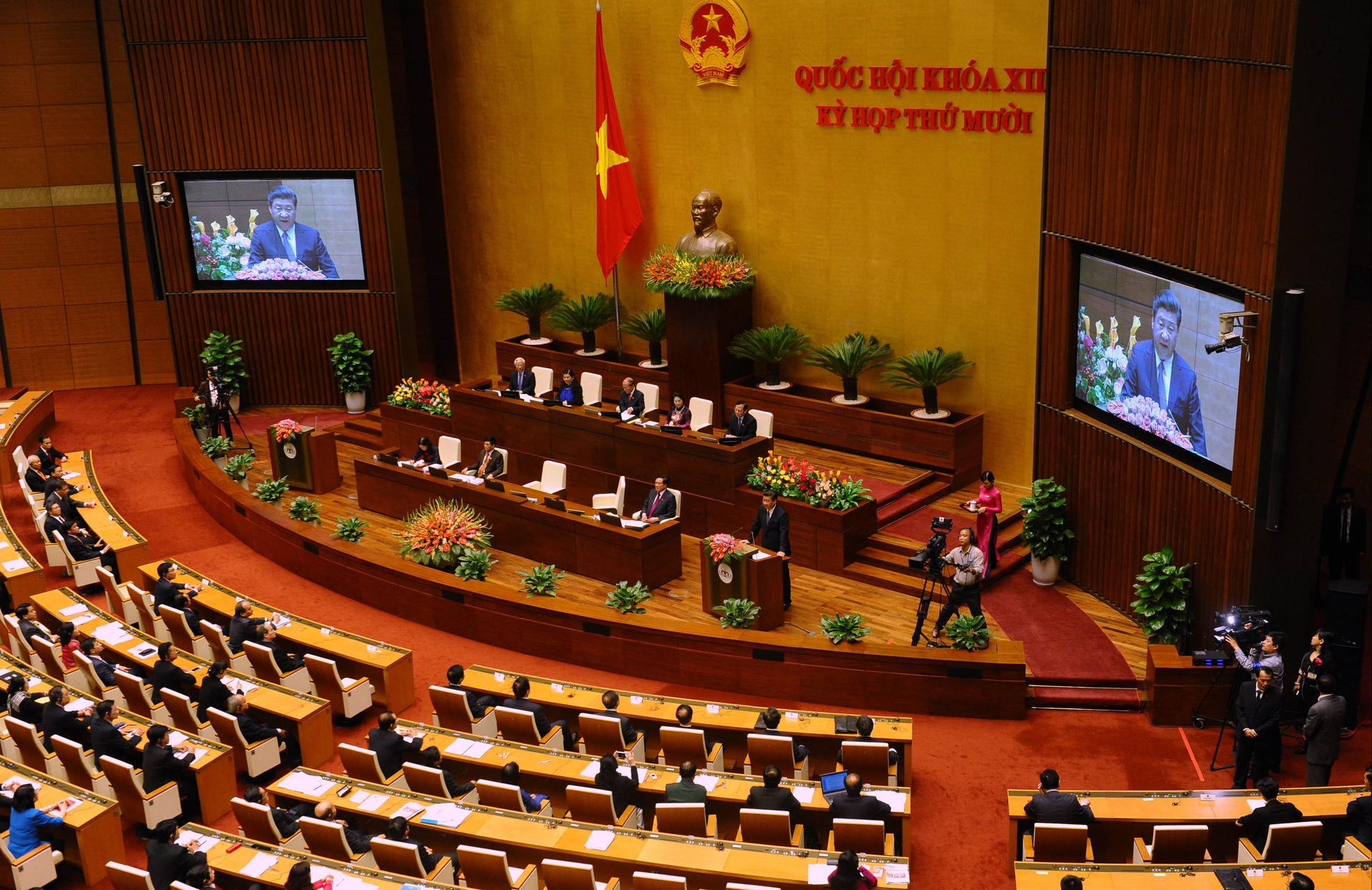 President Xi Jinping tells nearly 500 members of the Vietnamese parliament in Hanoi on Friday that the two nations should remain 'trusted comrades'. Photo: AFP