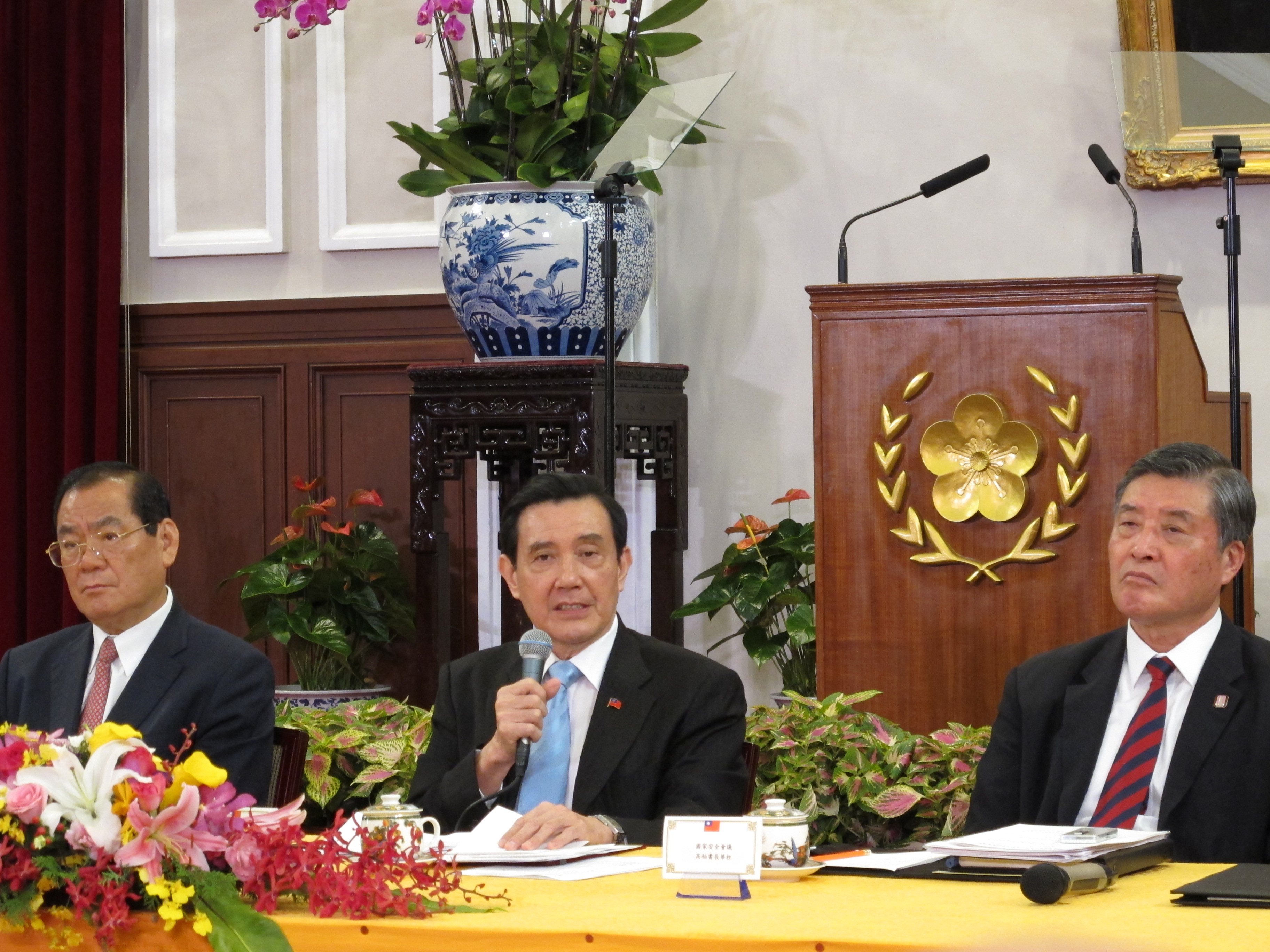 Taiwan President Ma Ying-jeou (centre) tells a press conference he hopes his November 7 summit with Chinese President Xi Jinping in Singapore will further develop ties between the two sides. Photo: Kyodo