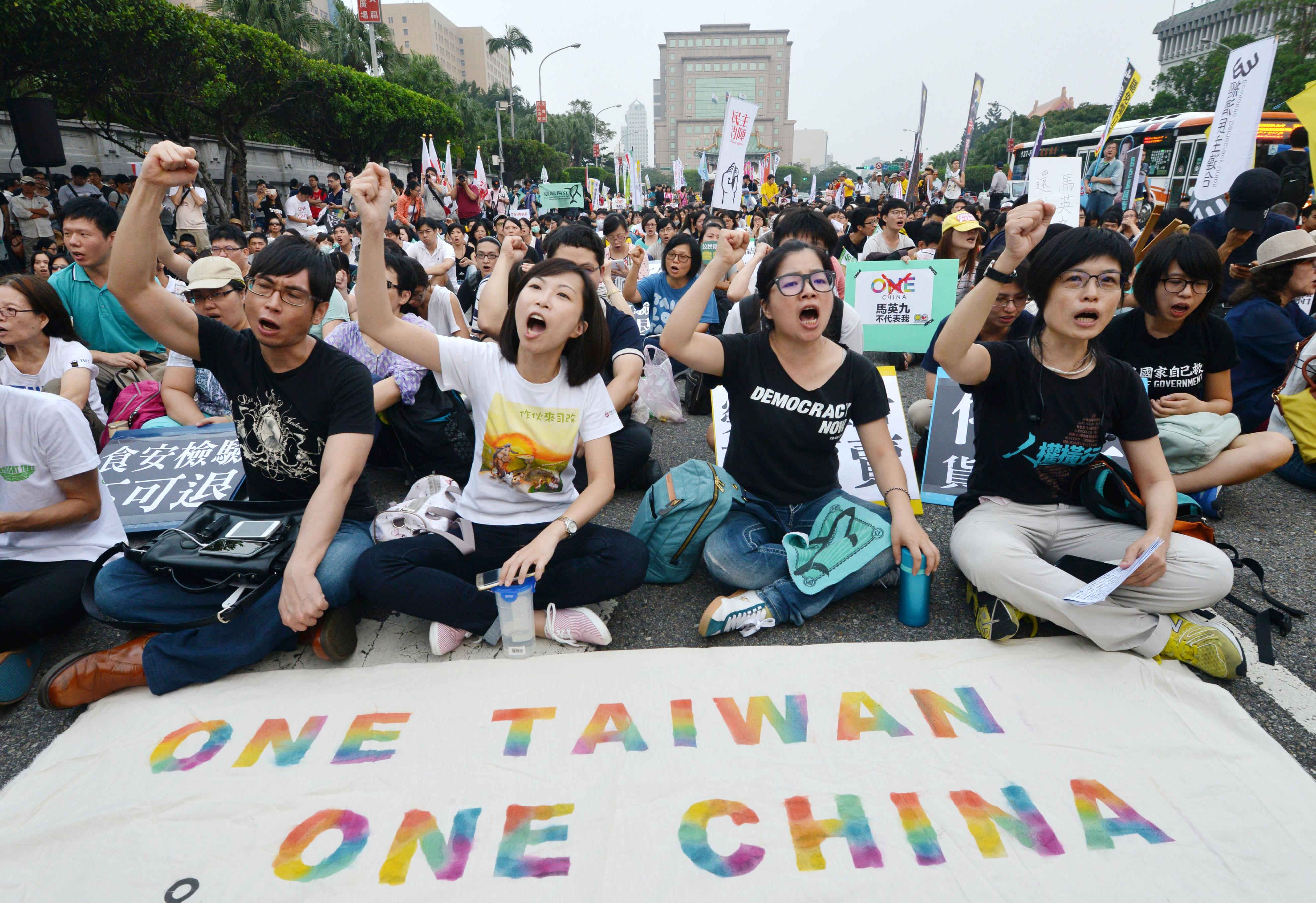 Demonstrators protest in Taipei on Saturday against the historic meeting in Singapore between the top leaders of the mainland and Taiwan. Photo: Kyodo