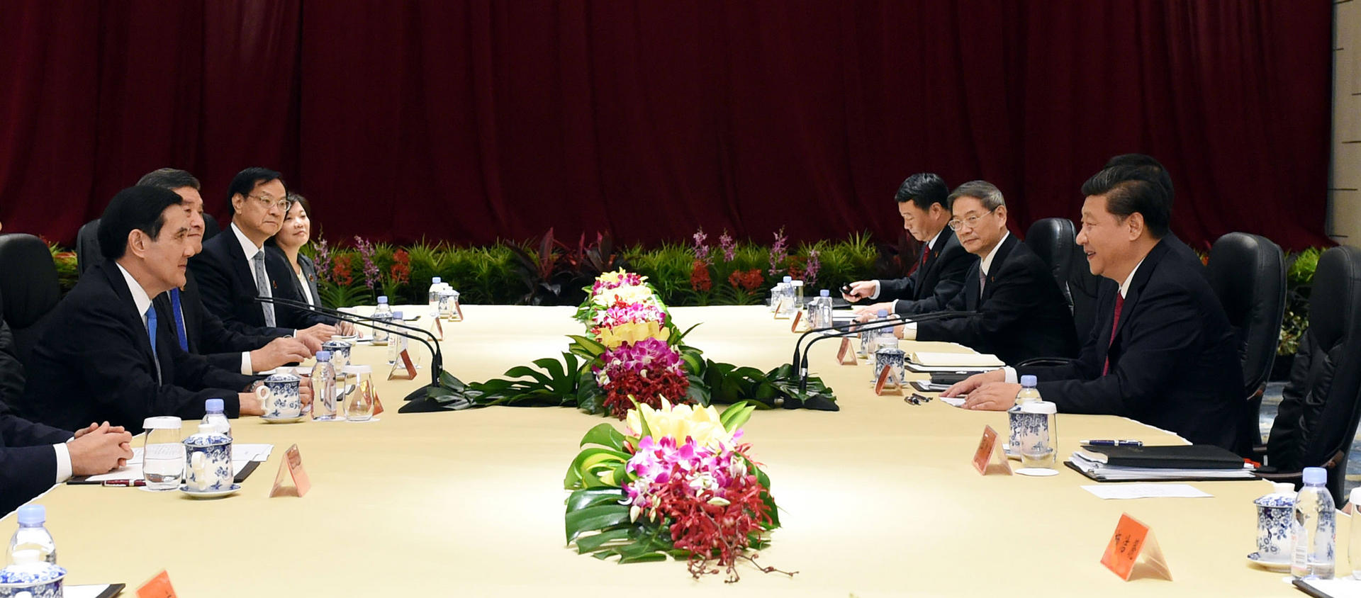 The Taiwanese delegation led by Ma Ying-jeou (far left) with the mainland side led by President Xi Jinping before their closed-door meeting in Singapore. Photo: Xinhua
