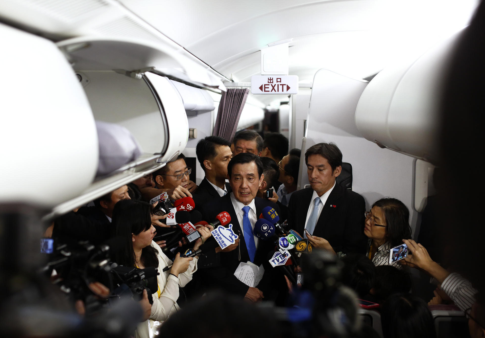 Taiwan's Ma Ying-jeou speaks to the media on his flight back to Taipei after Saturday's meeting with President Xi Jinping. Photo: Bloomberg