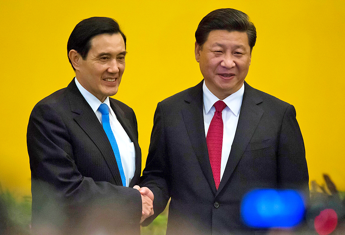 Xi Jinping and Taiwanese president Ma Ying-jeou shook hands for over a minute when they first met on Saturday in Singapore. Photo: Bloomberg