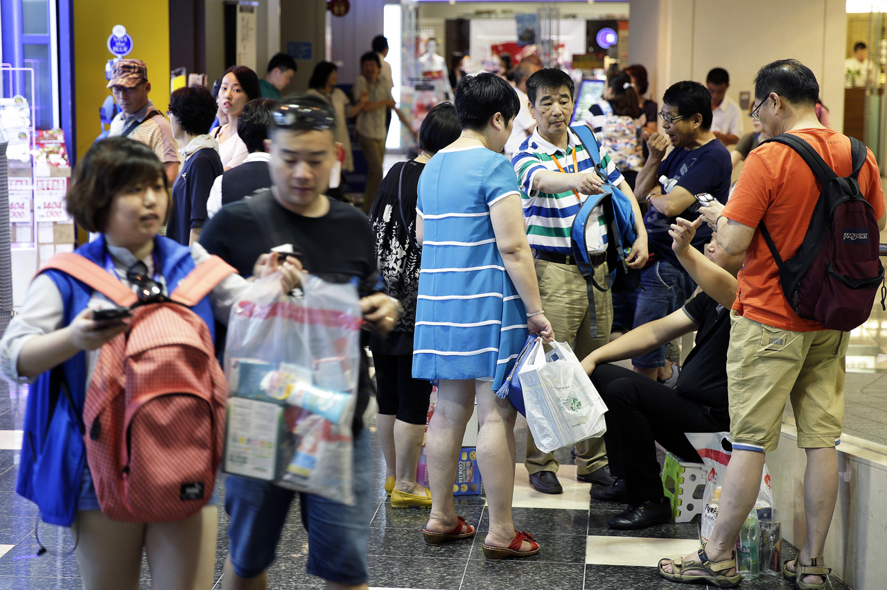 Chinese tourists visiting Japan between July and September spent on average 14,870 yuan (HK$18,000) per person. Photo: Bloomberg