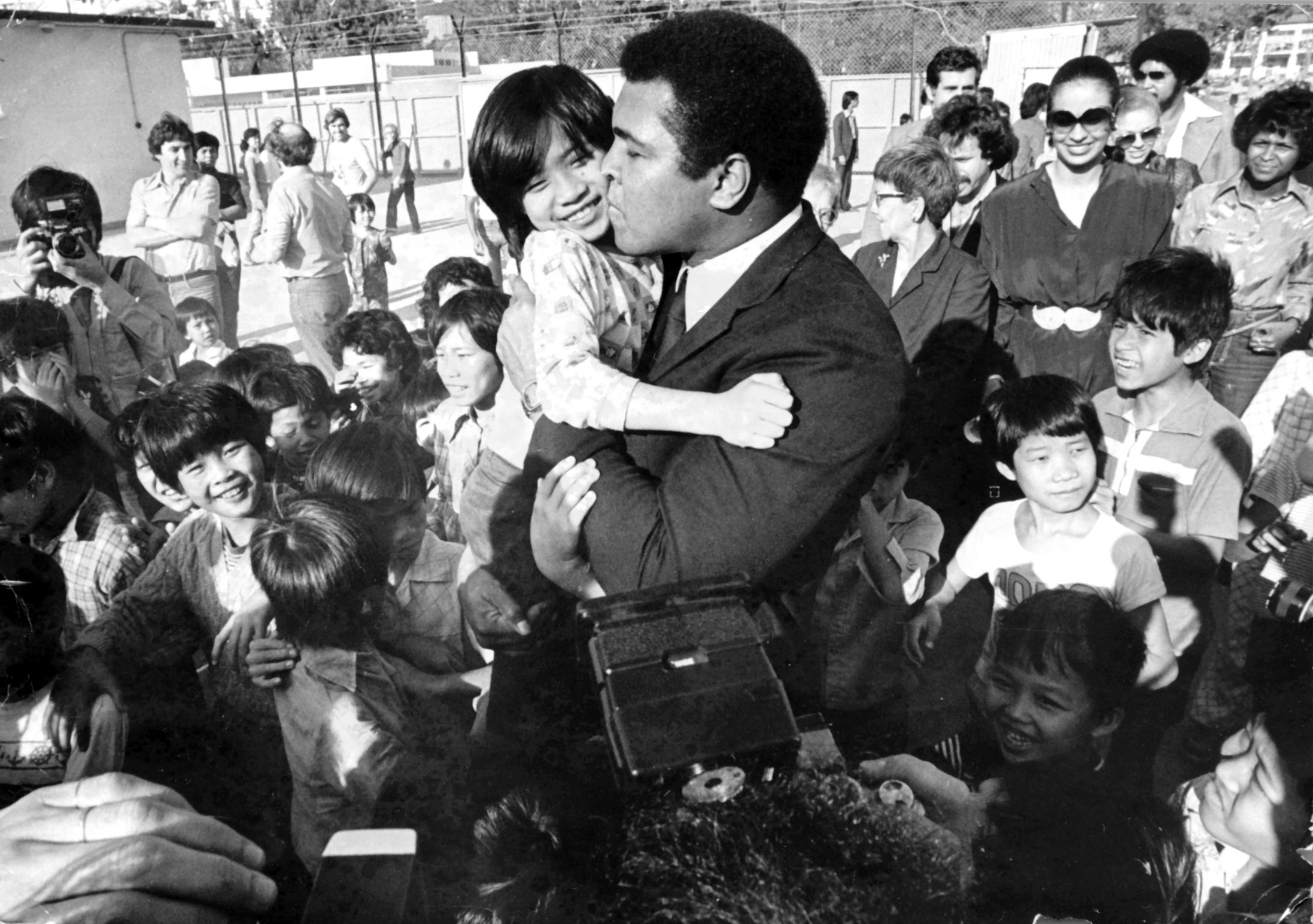 Muhammad Ali visits Vietnamese refugees at the Kai Tak East Refugee Transit Centre in 1979. Photo: Sunny Lee/SCMP