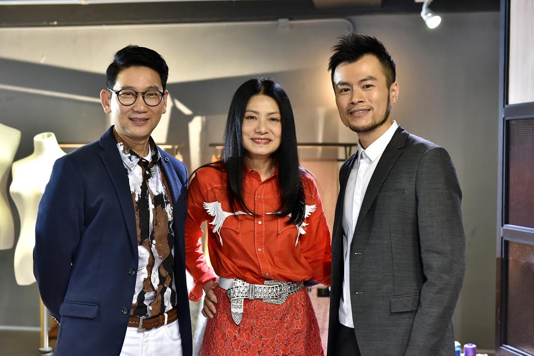 Renowned fashion designer Vivienne Tam taled with aspiring young counterpart, Mountain Yam (right), about her past experiences. Pictured on the left is programme host Raymond Young.