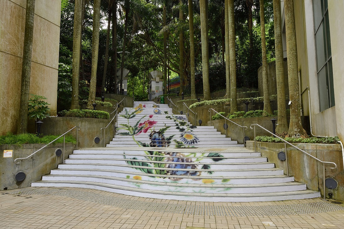 One of the stairs at Hong Kong Park are decorated with the painting, ‘Dish with Decoration of Flowers and Butterfly in Fencai Enamels’, from the Qing period.