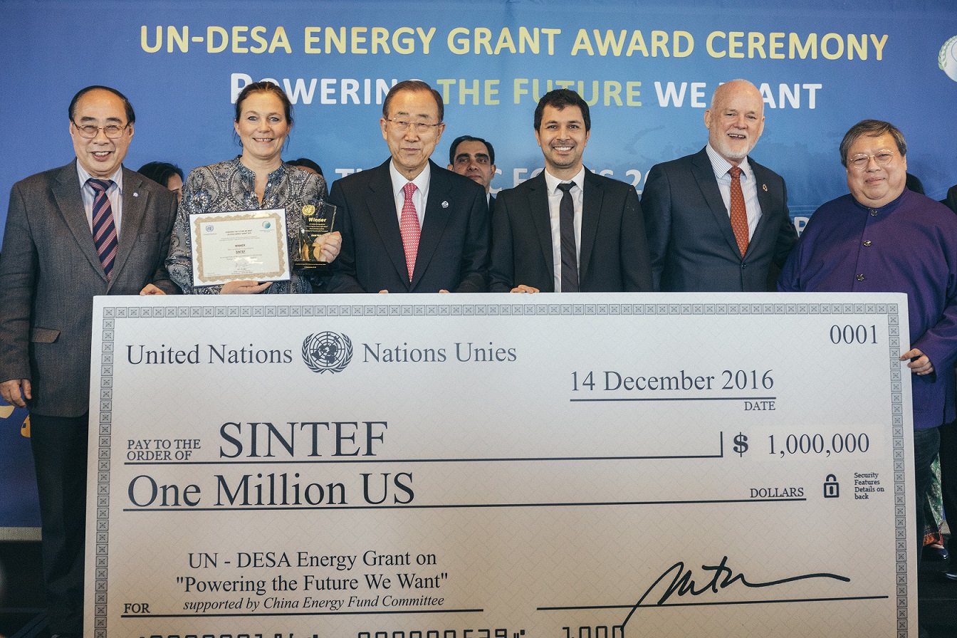 The Guests at the “UN-CEFC Energy Grant” Ceremony are (From left to right): Mr. Wu Hongbo, United Nations Under-Secretary-General for Economic and Social Affairs; Alexandra Bech Gjorv, CEO of SINTEF; Ban Ki-moon, UN Secretary-General; Moez – Jomâa, Research Scientist from SINTEF; H.E. Mr. Peter Thomson, President of the seventy-first session of the United Nations General Assembly; Dr. Patrick Ho, Secretary-General of the China Energy Fund Committee (Photo taken by Johannes Berg, NTB Production)