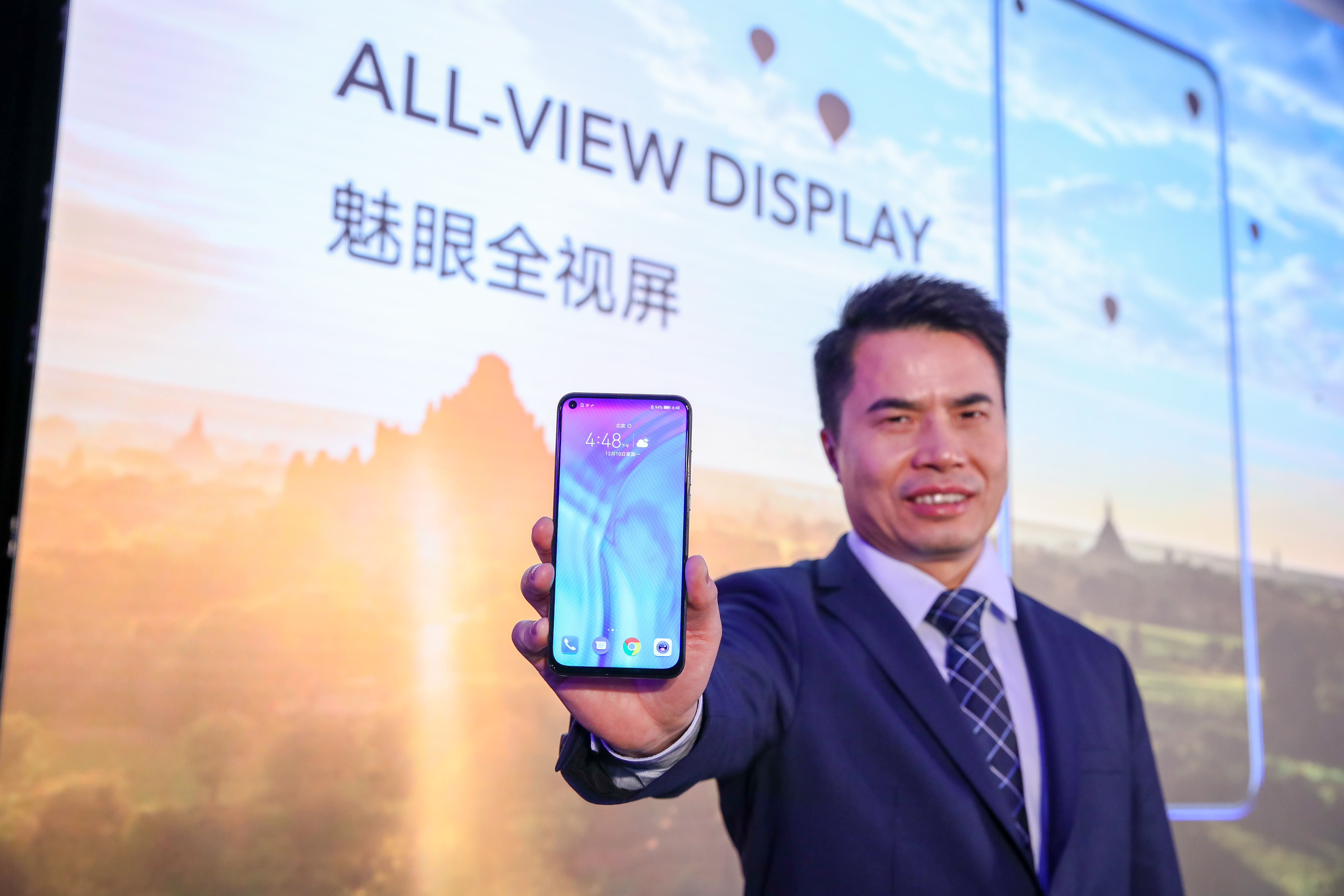 Jimmy Xiong, General Manager of HONOR Product, proudly presents the next-generation HONOR View20.