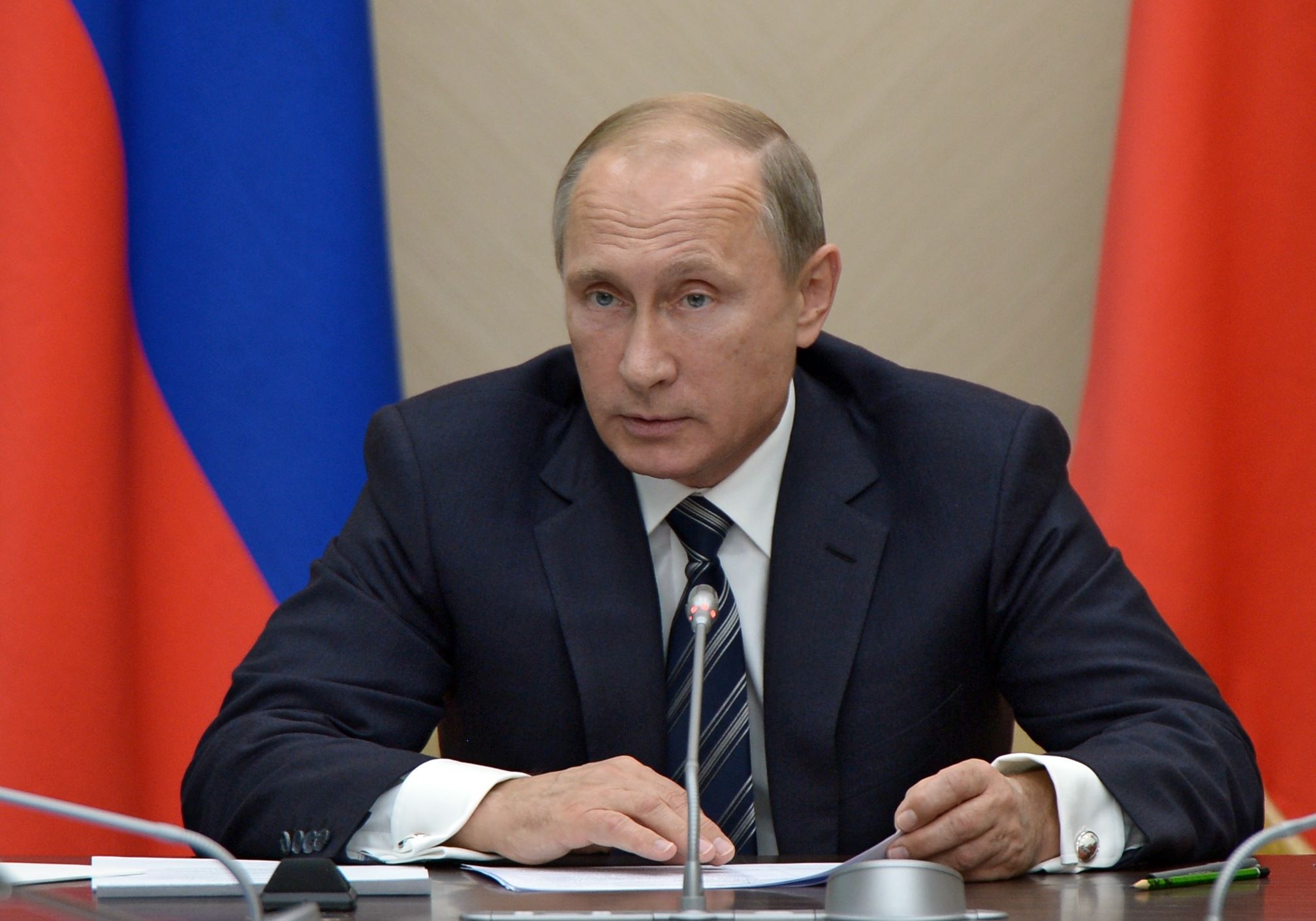 Russia's President Vladimir Putin chairs a meeting with members of the government at the Novo-Ogaryovo residence outside Moscow on September 30, 2015. President Vladimir Putin on September 30 said Syria's embattled leader Bashar al-Assad must be ready for compromise with the opposition as Russia launched its first air strikes in the war-torn country. AFP PHOTO / RIA NOVOSTI / ALEXEI NIKOLSKY