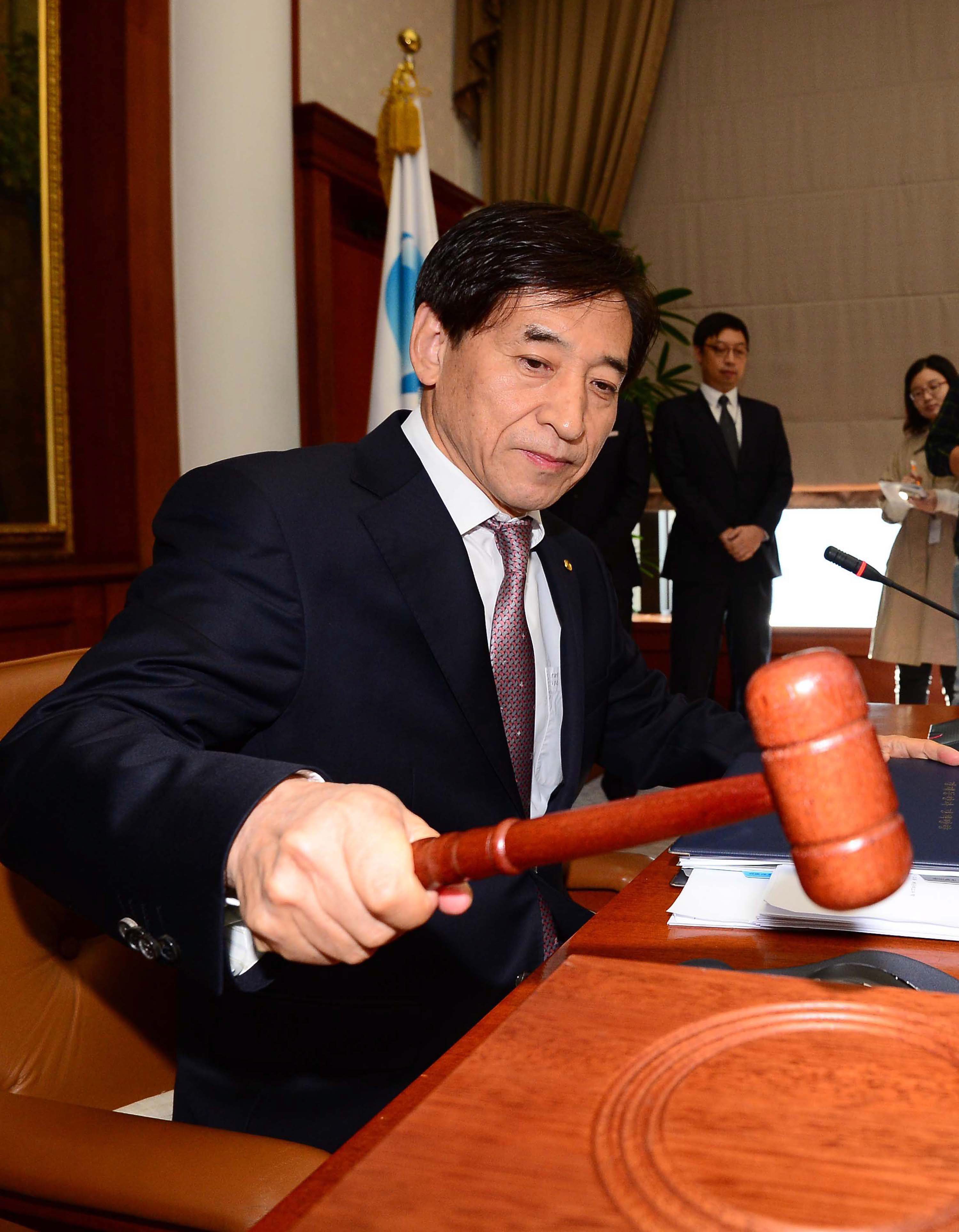 epa04977762 Bank of Korea (BOK) Governor Lee Ju-yeol bangs the gavel to open a monthly rate-setting meeting at the central bank's headquarters in Seoul, South Korea, 15 October 2015. The BOK Monetary Policy Committee left the benchmark policy rate steady at 1.5 percent, extending its wait-and-see mode for another month amid growing uncertainties from the world's two largest economies. EPA/YONHAP SOUTH KOREA OUT