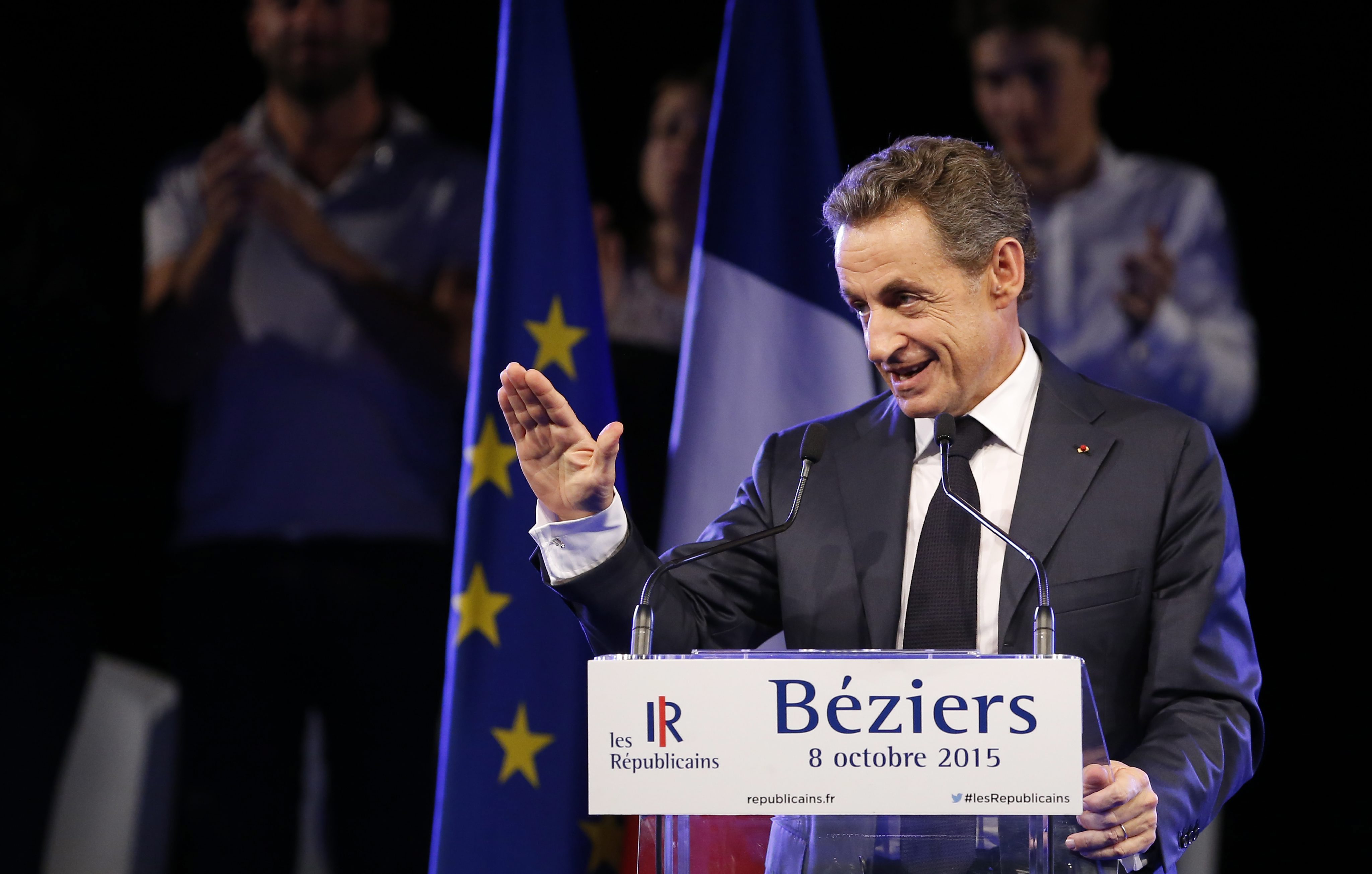 epa04969345 Nicolas Sarkozy (C), President of Les Republicains party, delivers a speech during a political rally in Beziers, Southern France, 08 October 2015. Nicolas Sarkozy is in Beziers campaigning for the French regional elections which will take place on 06 and 13 December 2015. EPA/GUILLAUME HORCAJUELO