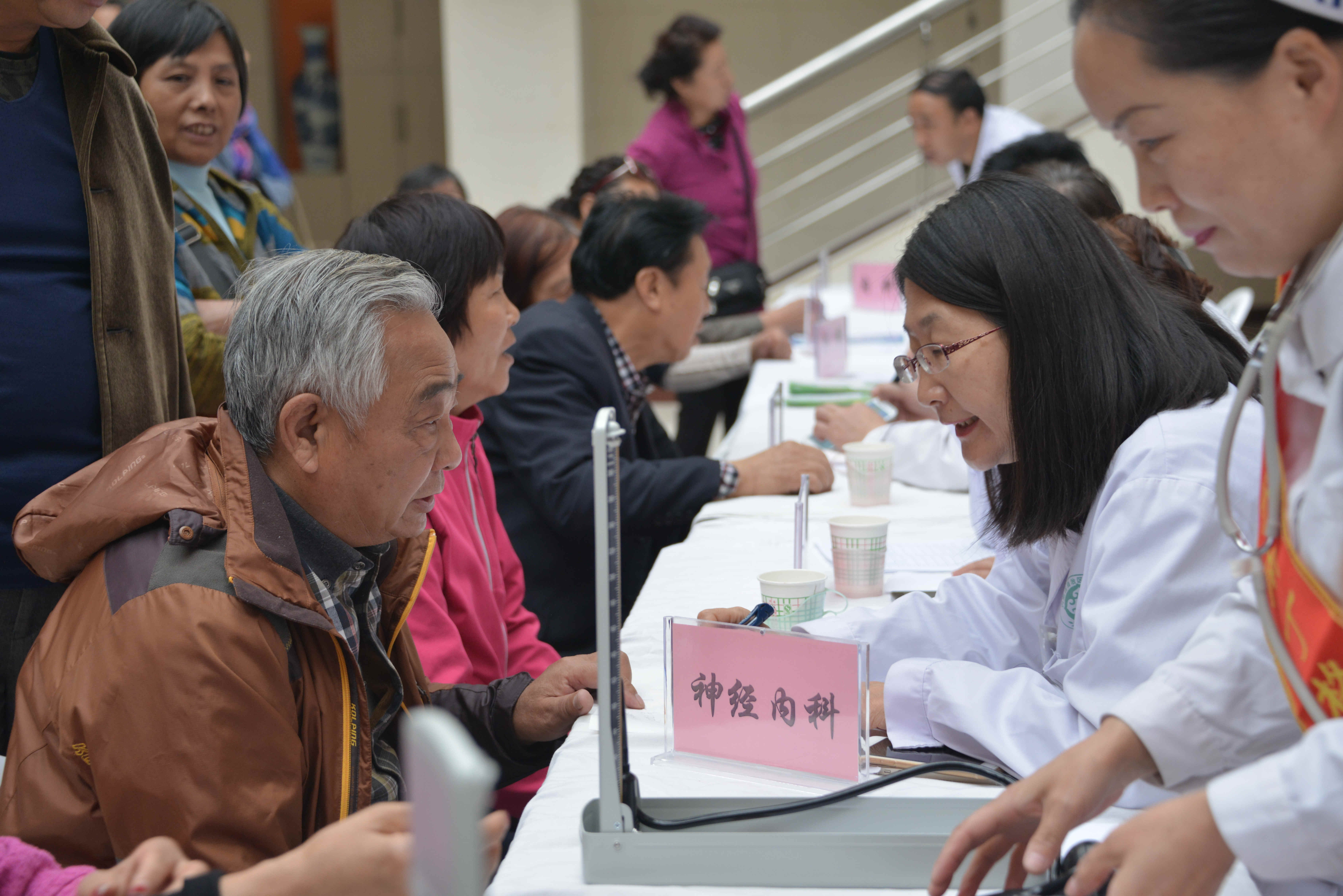 (151021) -- HUHHOT, Oct. 21, 2015 (Xinhua) -- Doctors from Inner Mongolia People's Hospital volunteered to provide medical consultation and physical examination for the seniors in Huhhot, capital of north China's Inner Mongolia Autonomous Region, Oct. 21, 2015. China marks Chongyang Festival, China's day for the elderly, on Wednesday and people express their respects to the elderly through various ways. (Xinhua/Wang Jing) (wsw)