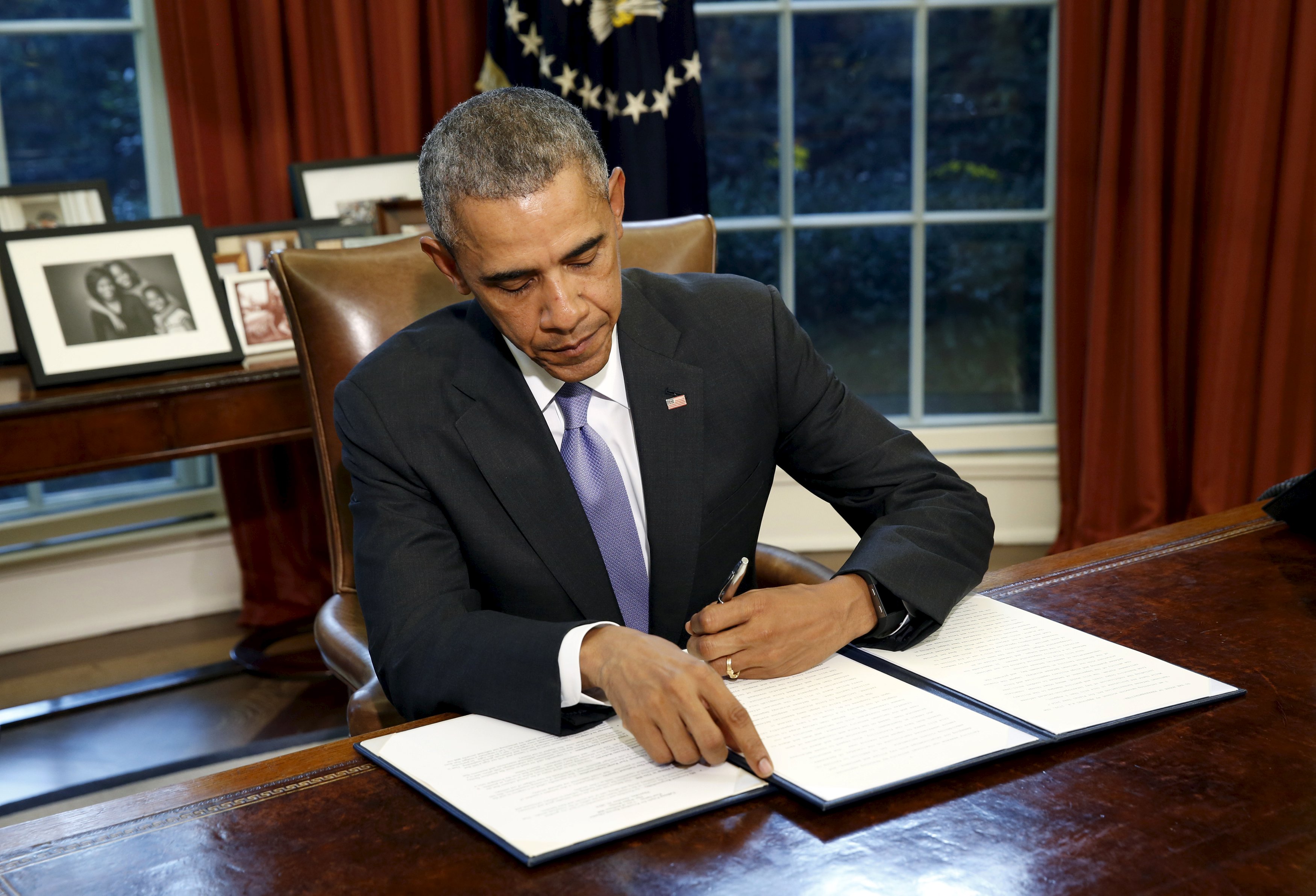 U.S. President Barack Obama vetoes H.R. 1735 "National Defense Authorization Act for Fiscal Year 2016" in the Oval Office of the White House in Washington October 22, 2015. Obama officially vetoed the $612 billion defense bill on Thursday, sending the legislation back to Congress because of the way it uses money meant for war spending to avoid automatic budget cuts to military programs. REUTERS/Kevin Lamarque TPX IMAGES OF THE DAY