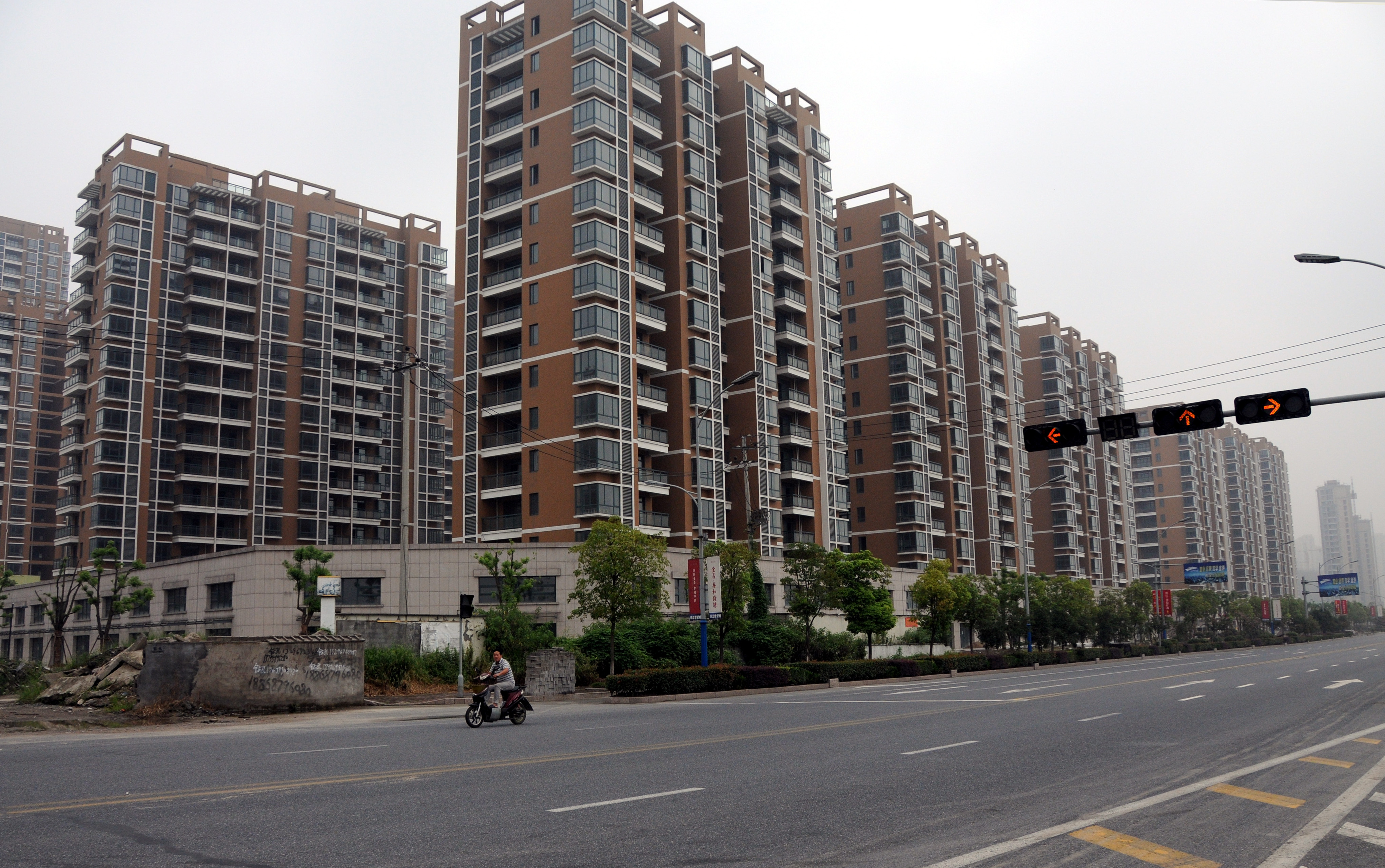 (140829) -- HANGZHOU, Aug. 29, 2014 (Xinhua) -- Photo taken on Aug. 29, 2014 shows a high-grade residential buildings community and empty roads in Hangzhou, capital of east China's Zhejiang Province. The housing security and management bureau of Hangzhou lifted three-year-old restrictions on homes smaller than 140 square meters from Aug. 29 due to sluggish sales and overstock. China's property market saw a weak first half of the year, prompting dozens of cities nationwide to remove housing purchase limits in a bid to revive sales and boost the economy. (Xinhua/Wang Dingchang) (lfj)
