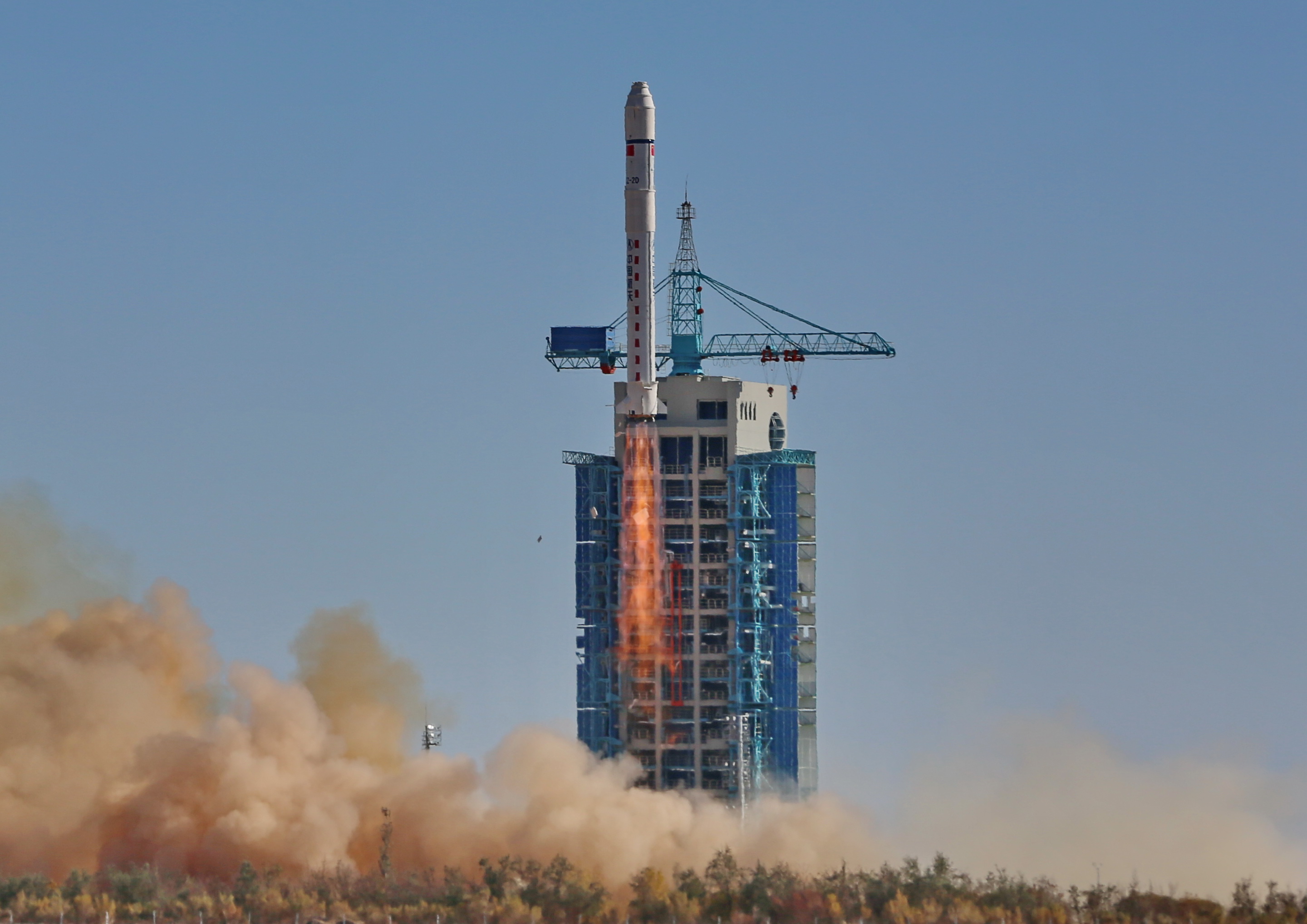 (151026) -- JIUQUAN, Oct. 26, 2015 (Xinhua) -- A Long March-2D carrier rocket carrying the Tianhui-1C mapping satellite blasts off from the launch pad at the Jiuquan Satellite Launch Center in northwest China's Gansu Province, Oct. 26, 2015. Designed by a subsidiary of the CASTC, Tianhui-1C is the third satellite in the Tianhui-1 series and will be used for scientific experiments, land resource surveys, mapping, crop yield estimation and disaster relief.(Xinhua/Yang Shiyao)(wjq)