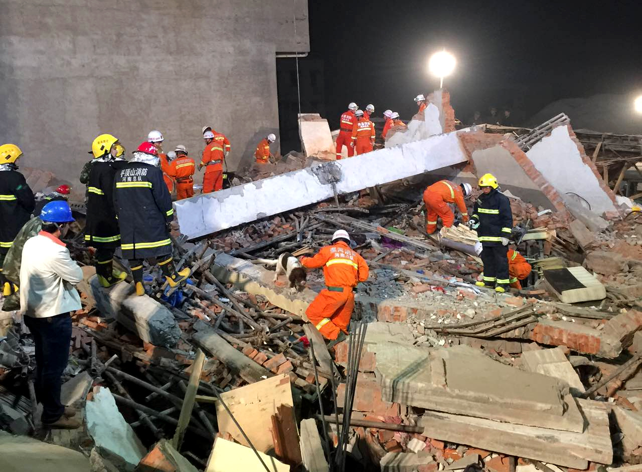 (151031) -- ZHENGZHOU, Oct. 31, 2015 (Xinhua) -- Rescuers search for survivors in Beiwudu Town, Wuyang County, central China's Henan Province, Oct. 30, 2015. Search and rescue work ended early Saturday morning on a collapsed building in Henan Province where 17 workers died, with several people responsible now in police custody, authorities said Saturday. (Xinhua) (zhs)