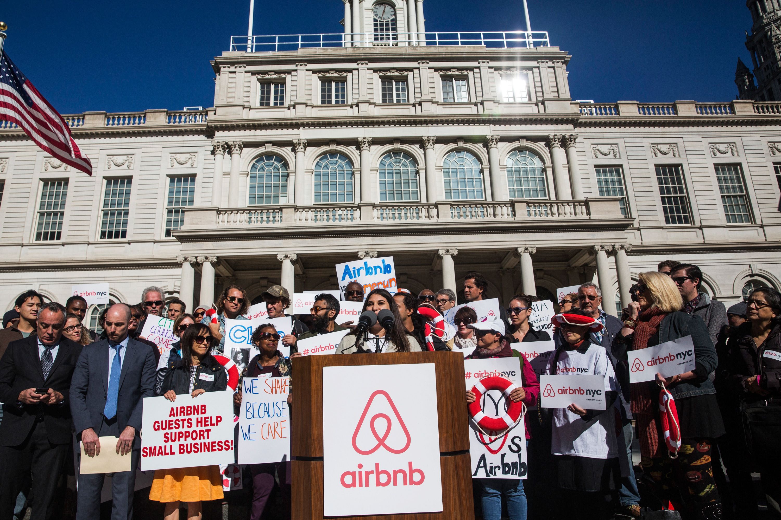 NEW YORK, NY - OCTOBER 30: Supporters of Airbnb hold a rally on the steps of New York City Hall showing support for the company on October 30, 2015 in New York City. The New York City council is currently debating how to regulate the controversial company. Andrew Burton/Getty Images/AFP == FOR NEWSPAPERS, INTERNET, TELCOS & TELEVISION USE ONLY ==