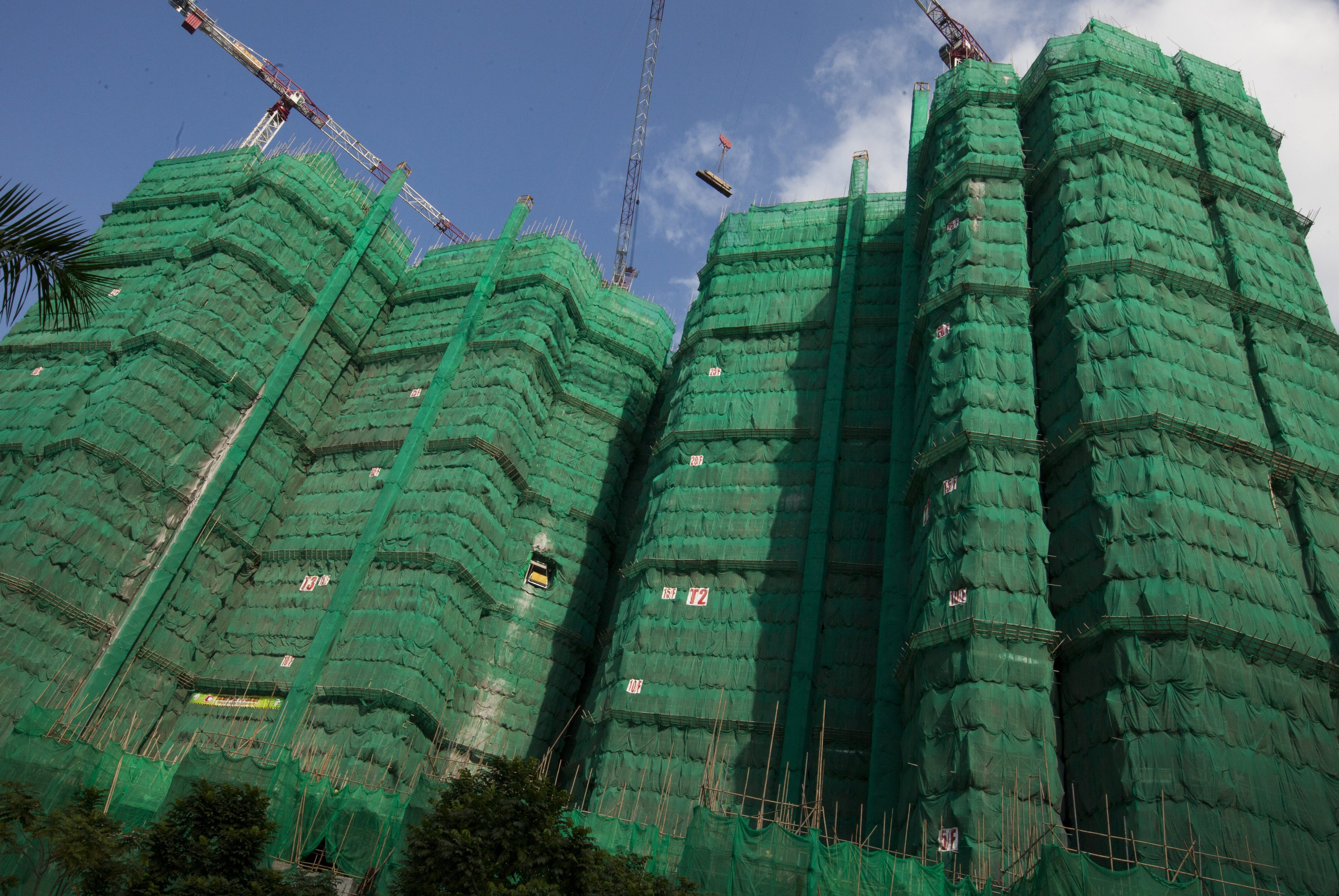 epa05004369 Mass residential housing under construction in Tseung Kwan O, Kowloon, Hong Kong, 31 October 2015. Property analysts are forecasting a drop in home prices in Hong Kong, as a report released by investment bank UBS showed Hong Kong in second place to London as the city most at risk of a proerty bubble. According to data released by the Hong Kong Monetary Authority, new mortgage loans totalled 20.3 billion Hong Kong dollars (Euro 2.4 billion) in September, a drop of 13.4 per cent compared with August. EPA/ALEX HOFFORD