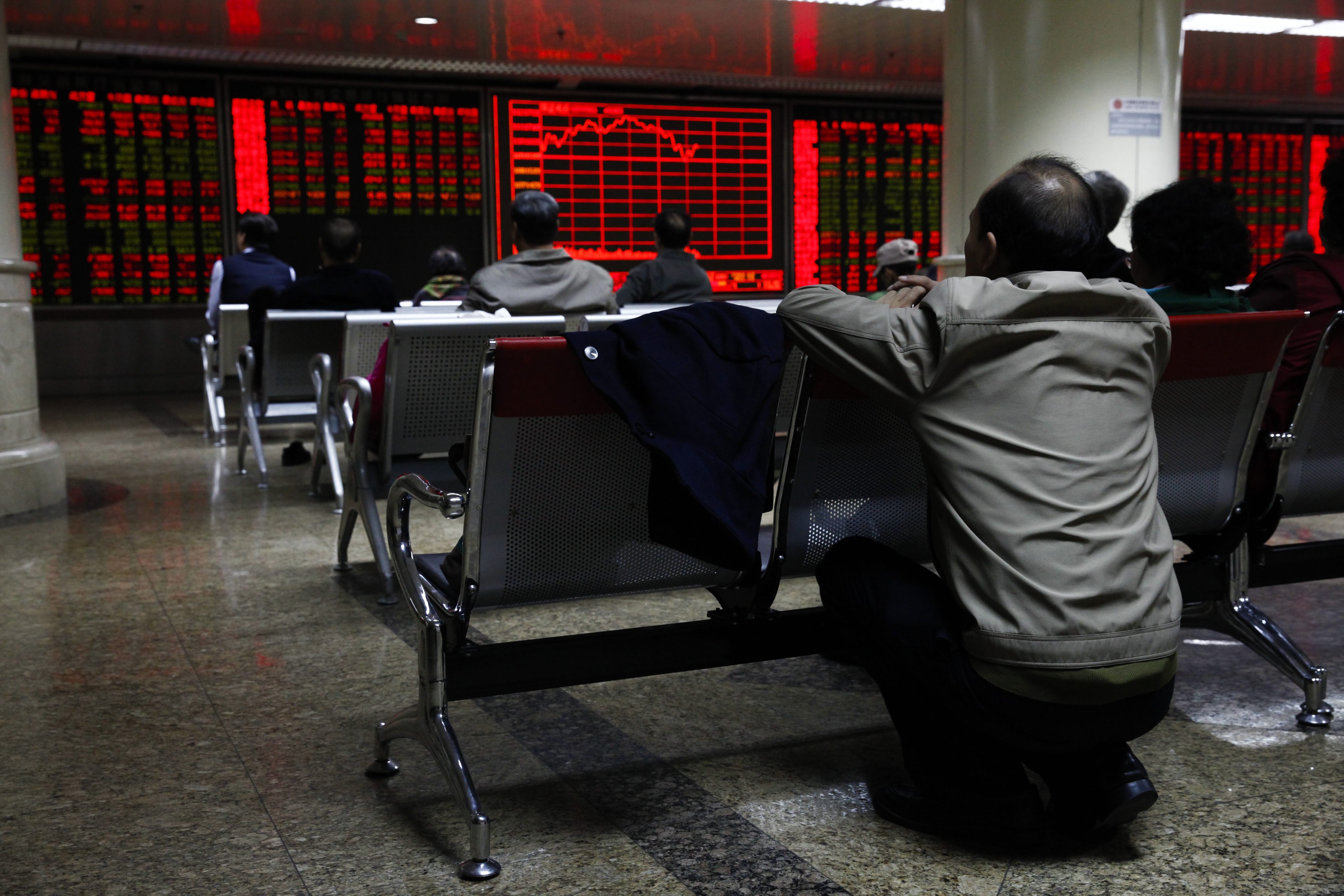 epa04988473 An investor looks at stock market data displayed on an electronic board at a securities brokerage house in Beijing, China, 22 October 2015. China's Shanghai Composite index closed up by 1.5 percent on 22 October, rebounding from a drop of 3.06 percent on 21 October which was the largest in a month. EPA/ROLEX DELA PENA