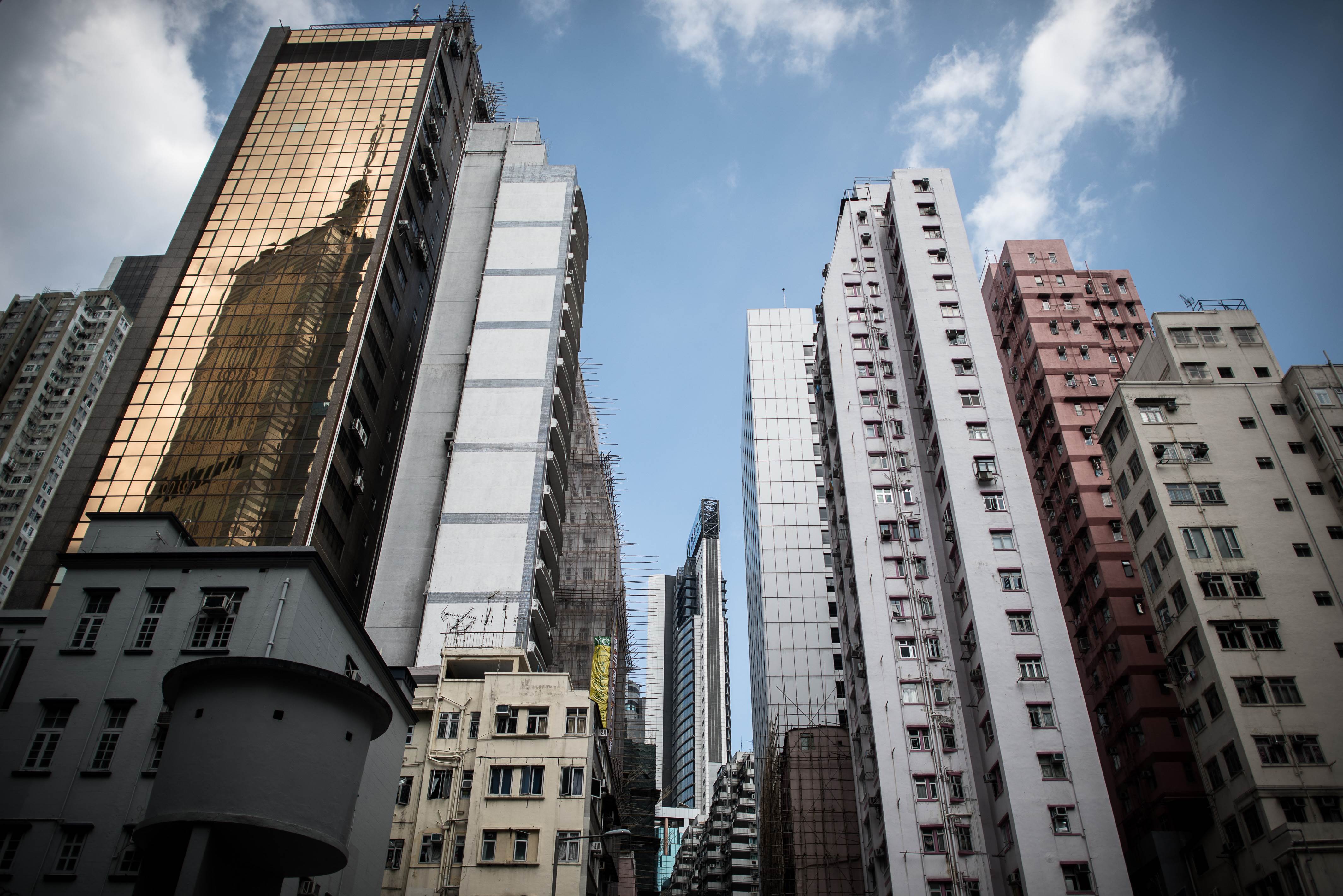 TO GO WITH HongKong-US-economy-property,FOCUS by Dennis CHONG This picture taken on October 22, 2015 shows high-rise buildings in Hong Kong. Buoyed by record-low borrowing costs, a Hong Kong housing boom has seen prices more than double in six years, making it one of the world's most expensive property markets, but experts warn a US interest rate hike could send valuations plunging. AFP PHOTO / Philippe Lopez