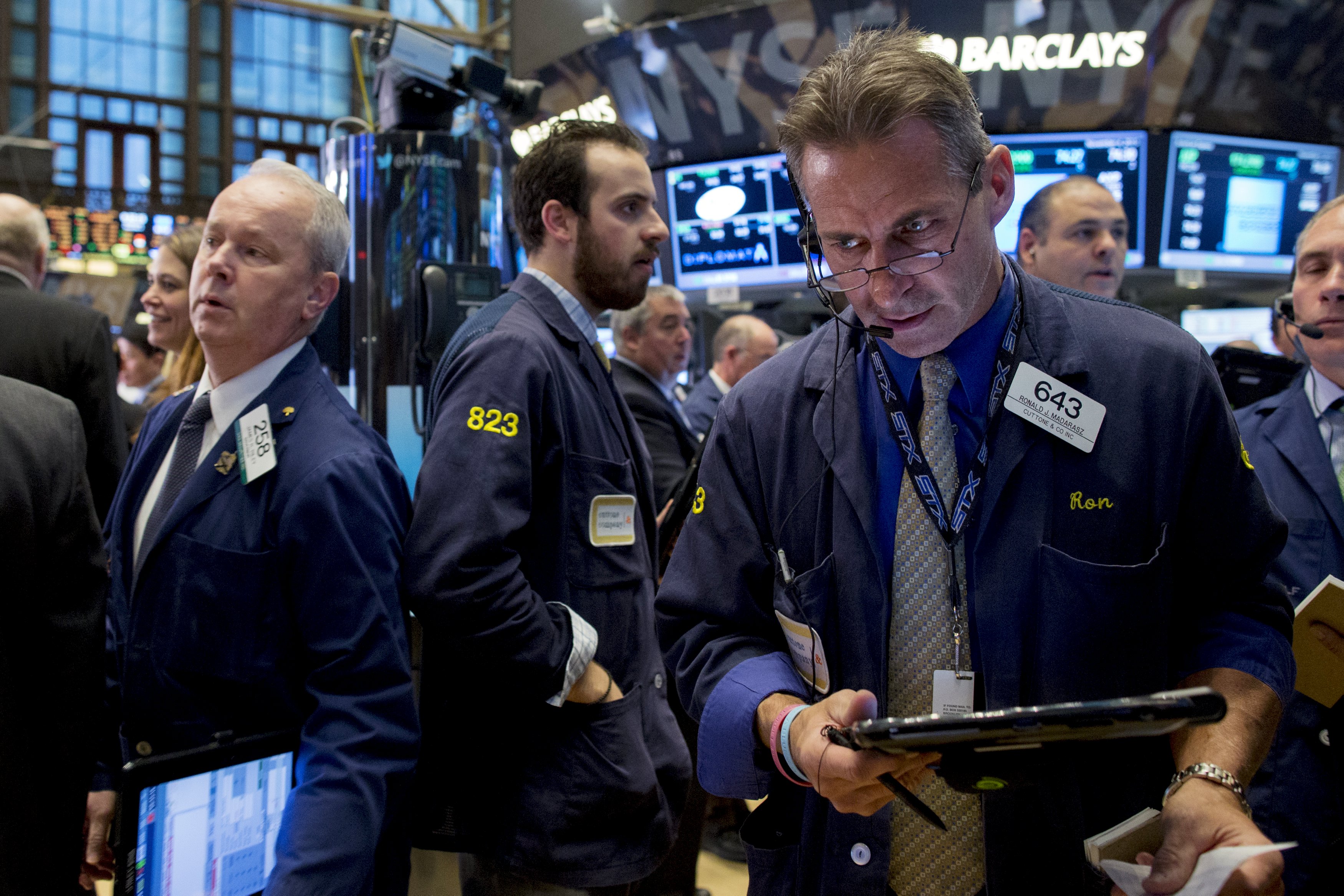 Traders work on the floor of the New York Stock Exchange November 4, 2015. REUTERS/Brendan McDermid
