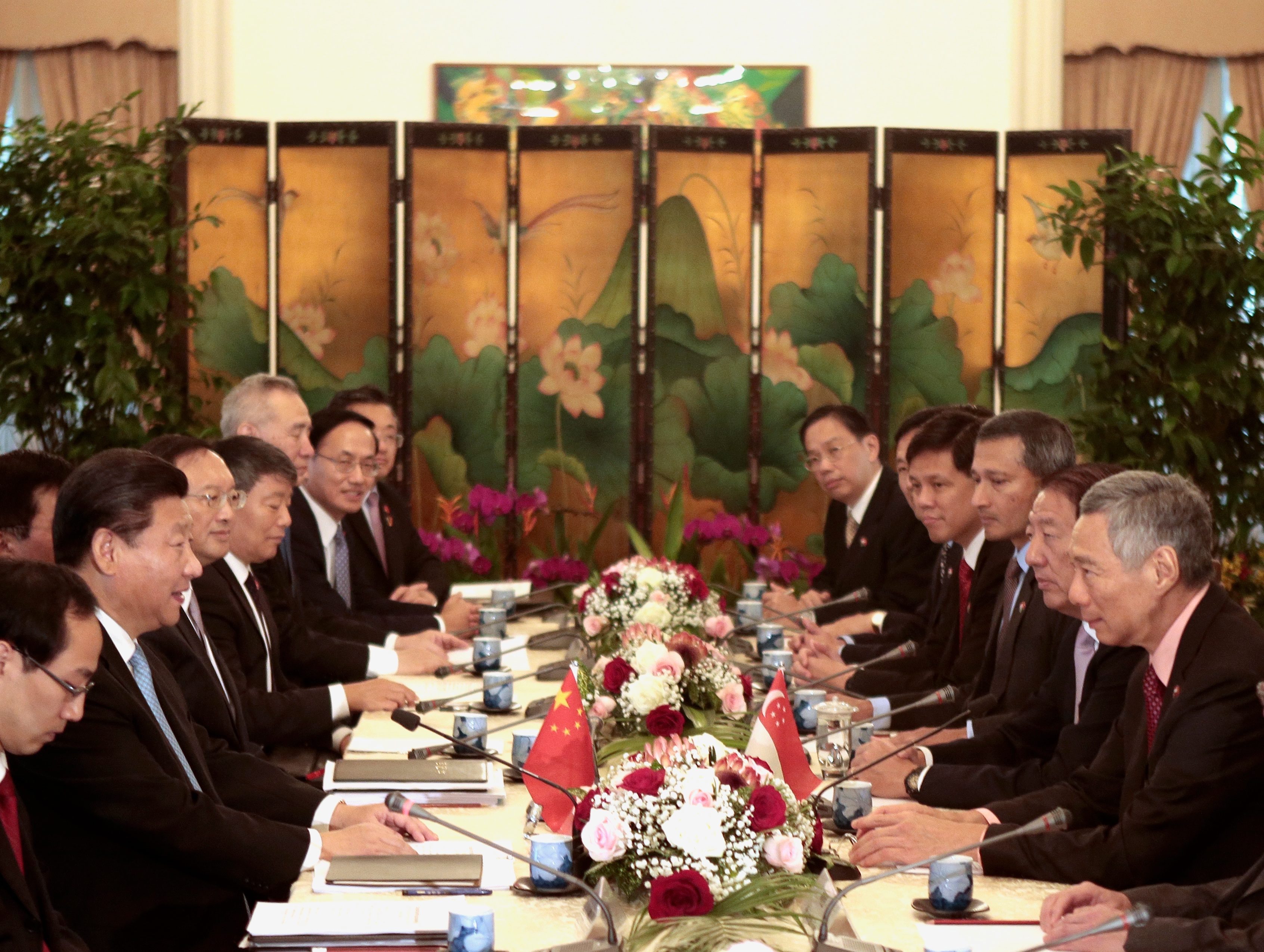 epa05014947 Chinese President Xi Jinping (2-L) and Singapore Prime Minister Lee Hsien Loong (R) and their respective delegations in talks during a meeting at the Istana presidential palace in Singapore, 07 November 2015. Xi's arrival in Singapore for a state visit has been overshadowed by a historic summit with Taiwanese President Ma Ying-Jeou at the weekend, the first time that the leaders of the two countries are meeting. EPA/WALLACE WOON
