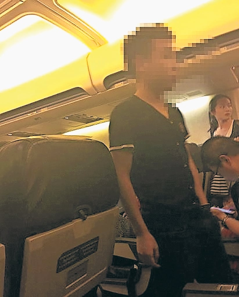 Chinese Air Passenger Demands Cabin Crew Open Door During