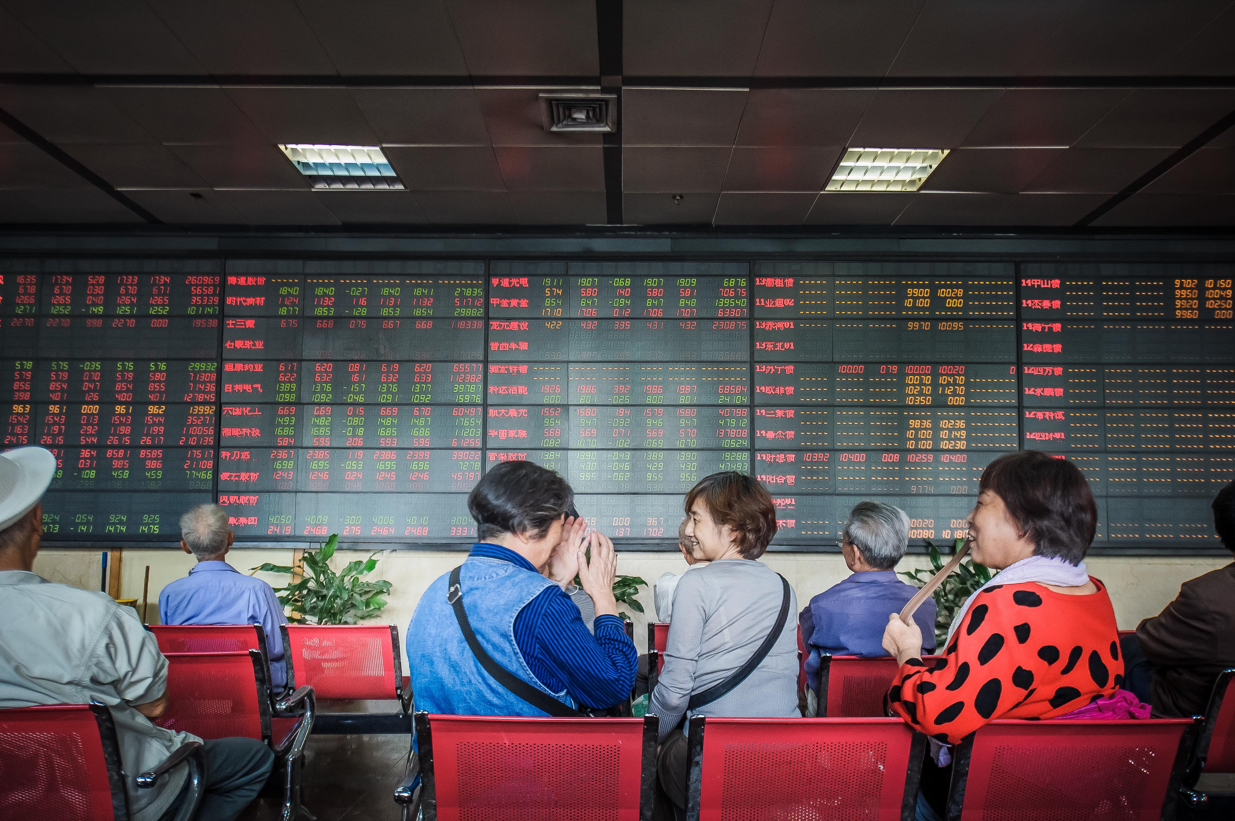 (141008) -- HEFEI, Oct. 8, 2014 (Xinhua) -- Investors check stocks at a trading hall of a securities firm in Hefei, capital of east China's Anhui Province, Oct. 8, 2014. Chinese shares closed higher on Wednesday, with the benchmark Shanghai Composite Index up 0.80 percent to finish at 2,382.79 points. The Shenzhen Component Index rose 1.28 percent to close at 8,183.65 points. (Xinhua/Du Yu) (mp)