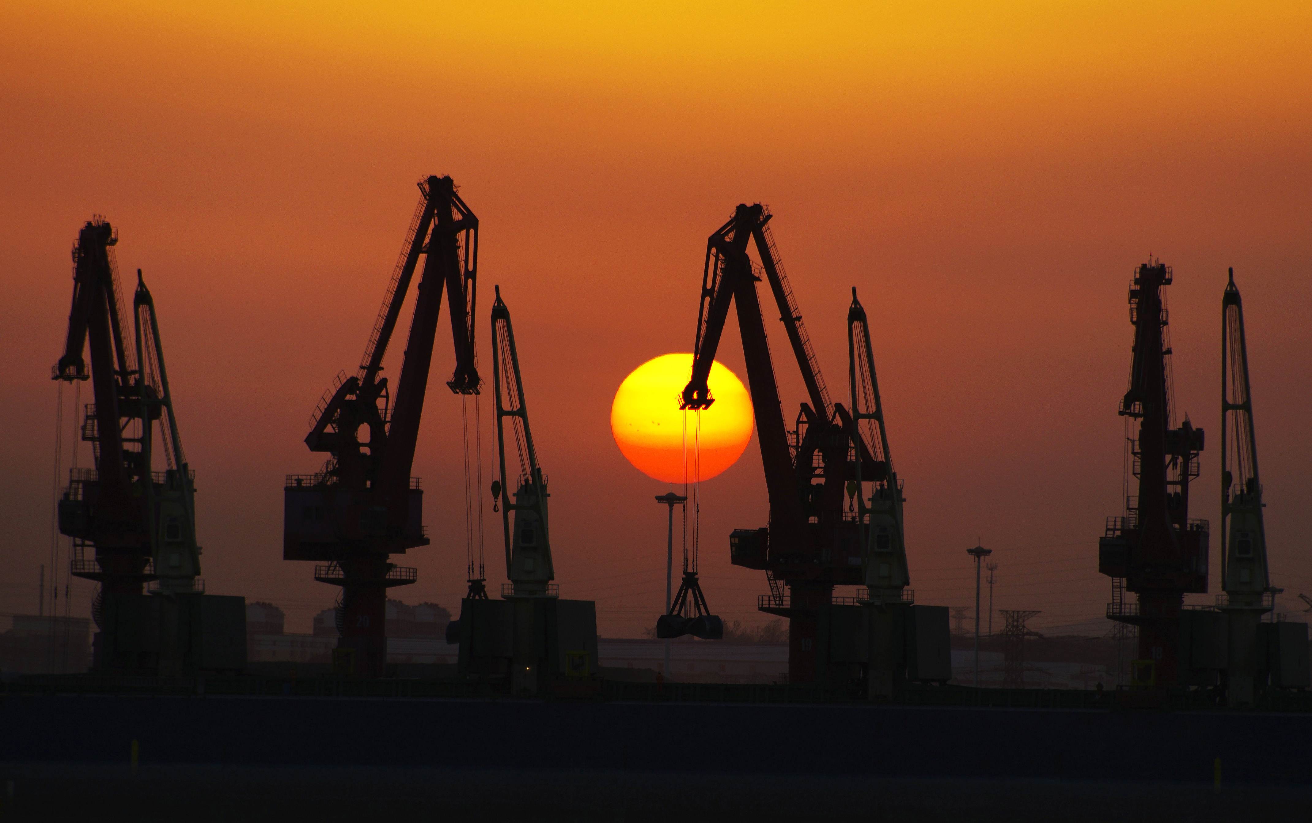 This picture taken on October 11, 2013 shows the cranes at Rizhao port in Rizhao, east China's Shandong province. An unexpected drop in exports led to China's trade surplus narrowing to a disappointing 15.2 billion USD in September from 28.6 billion USD in August, customs figures showed October 12. AFP PHOTO CHINA OUT