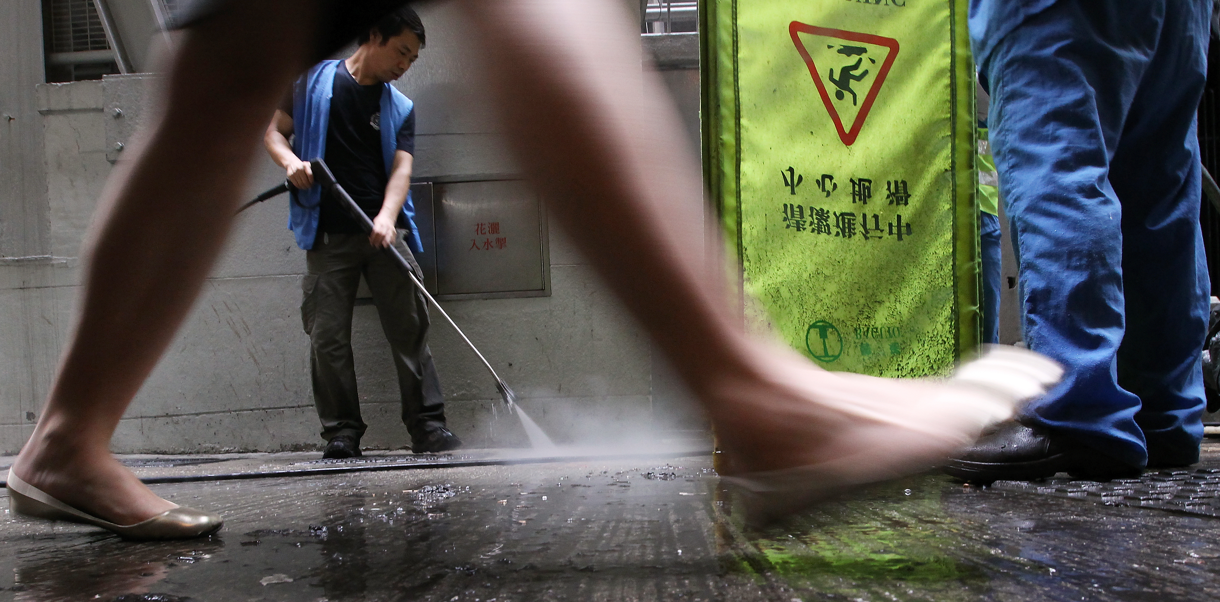 Workers from Food and Environmental Hygiene Department (FEHD) use power hose to wash Pedder Street in Central after a woman was bitten by a rat in the street yesterday. 27MAY10