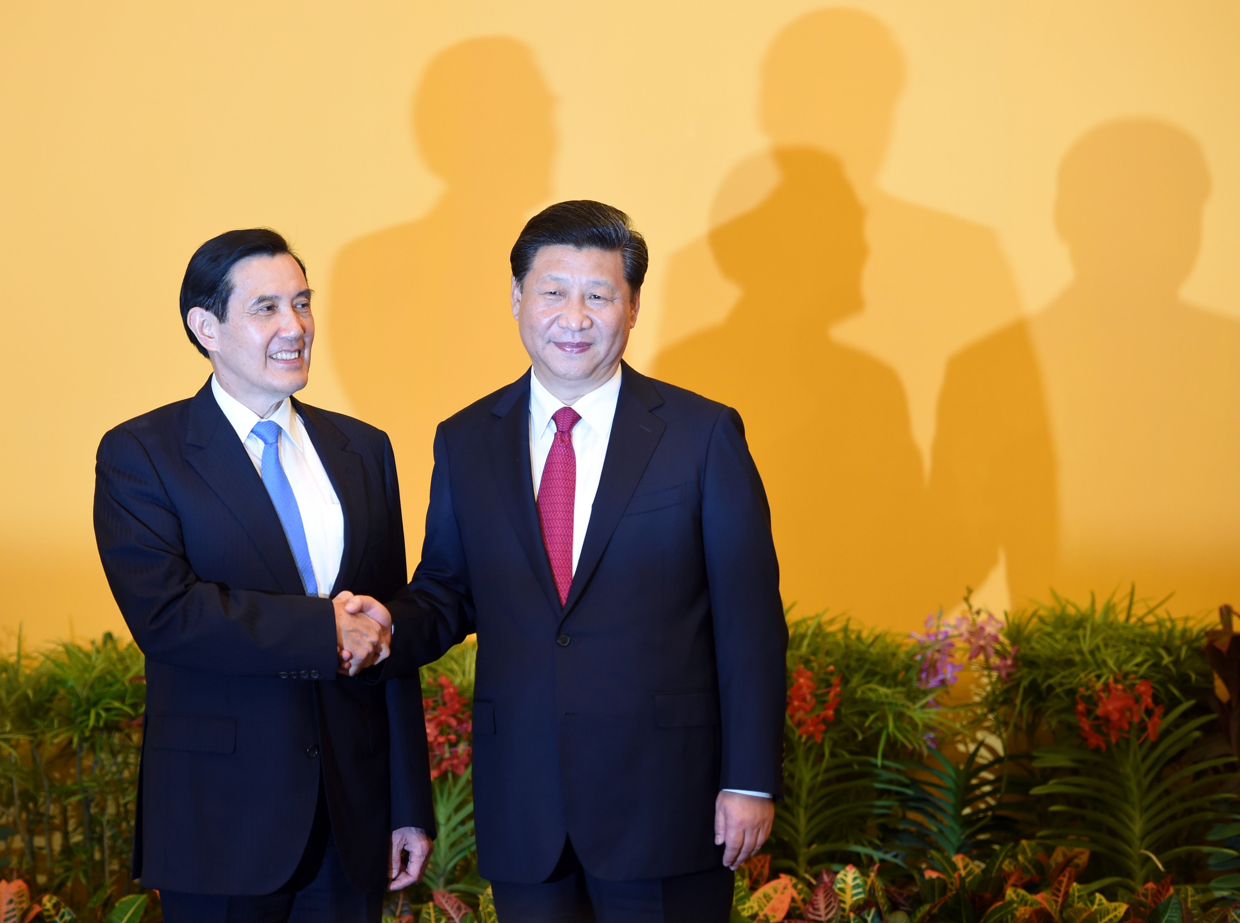 -- AFP PICTURES OF THE YEAR 2015 -- Chinese President Xi Jinping (R) shakes hands with Taiwan President Ma Ying-jeou before their meeting at Shangrila hotel in Singapore on November 7, 2015. The leaders of China and Taiwan hold a historic summit that will put a once unthinkable presidential seal on warming ties between the former Cold War rivals. AFP PHOTO / Roslan RAHMAN / AFP / ROSLAN RAHMAN