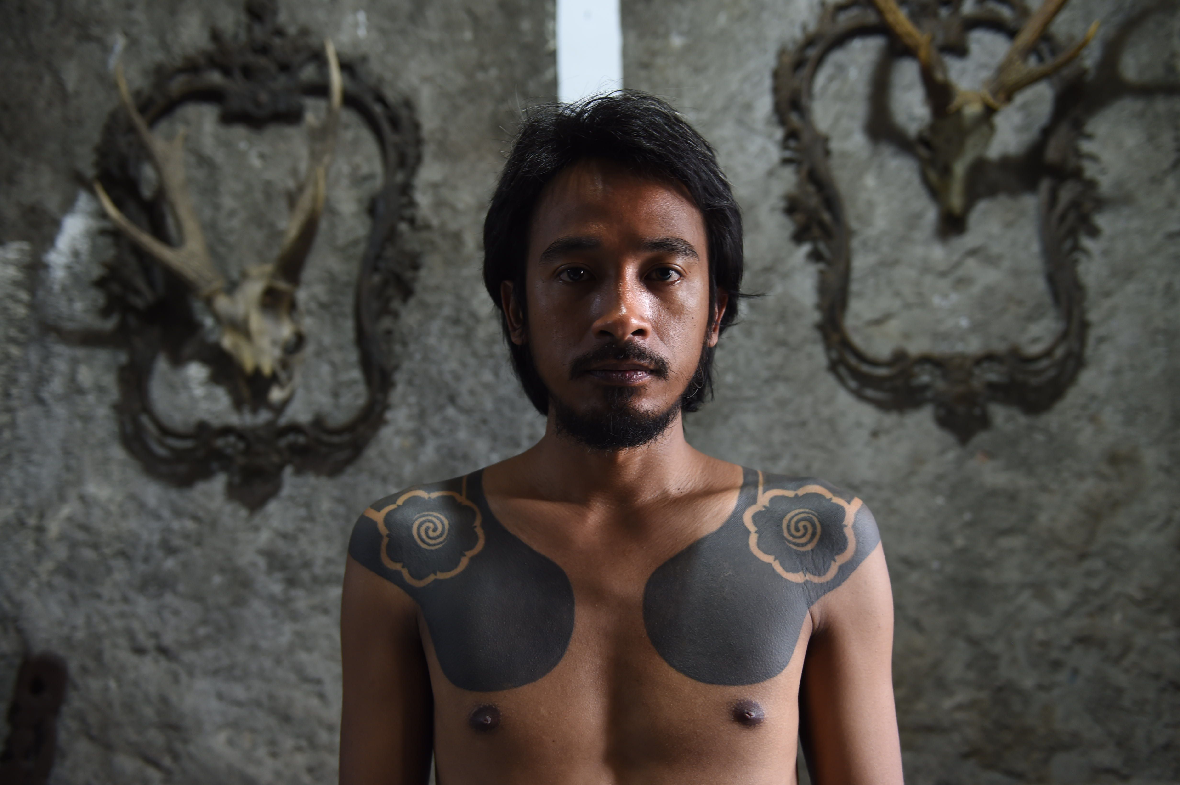 Indonesian tattooists revive tribal traditions of hand tapping  Daily Mail  Online