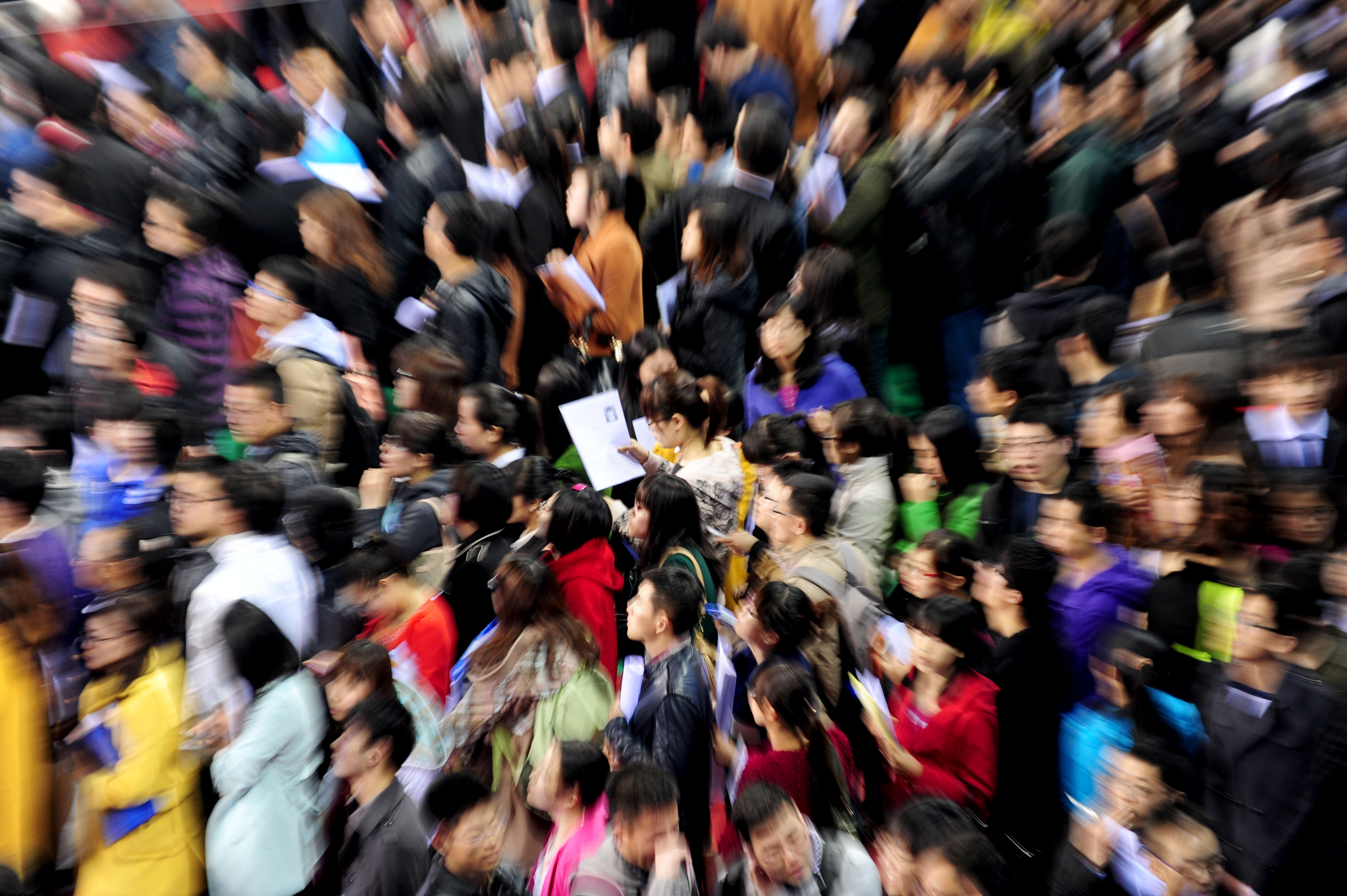 (140325) -- SHENYANG, March 25, 2014 (Xinhua) -- Students swarm into the spring job fair for 2014 graduates at Northeastern University in Shenyang, capital of northeast China's Liaoning Province, March 25, 2014. The spring job fair for 2014 graduates of Northeastern University kicked off on Tuesday, in which over 600 enterprises provide 6,000 jobs for graduates. (Xinhua/Zhang Wenkui) (zgp)
