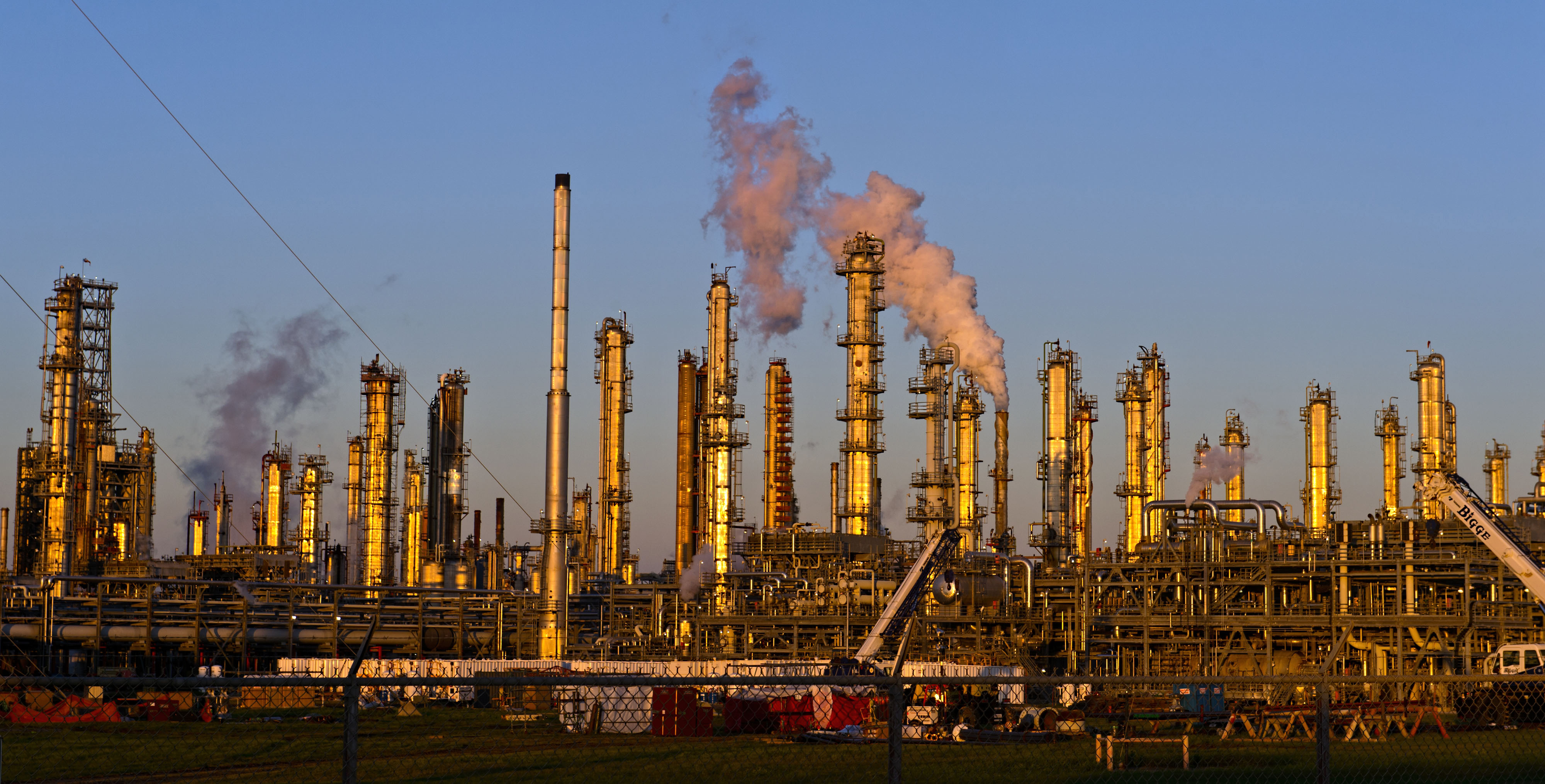 A Flint Hills Resources oil refinery stands in Corpus Christi, Texas, U.S., on Thursday, Jan. 7, 2016. Crude oil slid Thursday to the lowest level since December 2003 as turbulence in China, the worlds biggest energy consumer, prompted concerns about the strength of demand. Photographer: Eddie Seal/Bloomberg