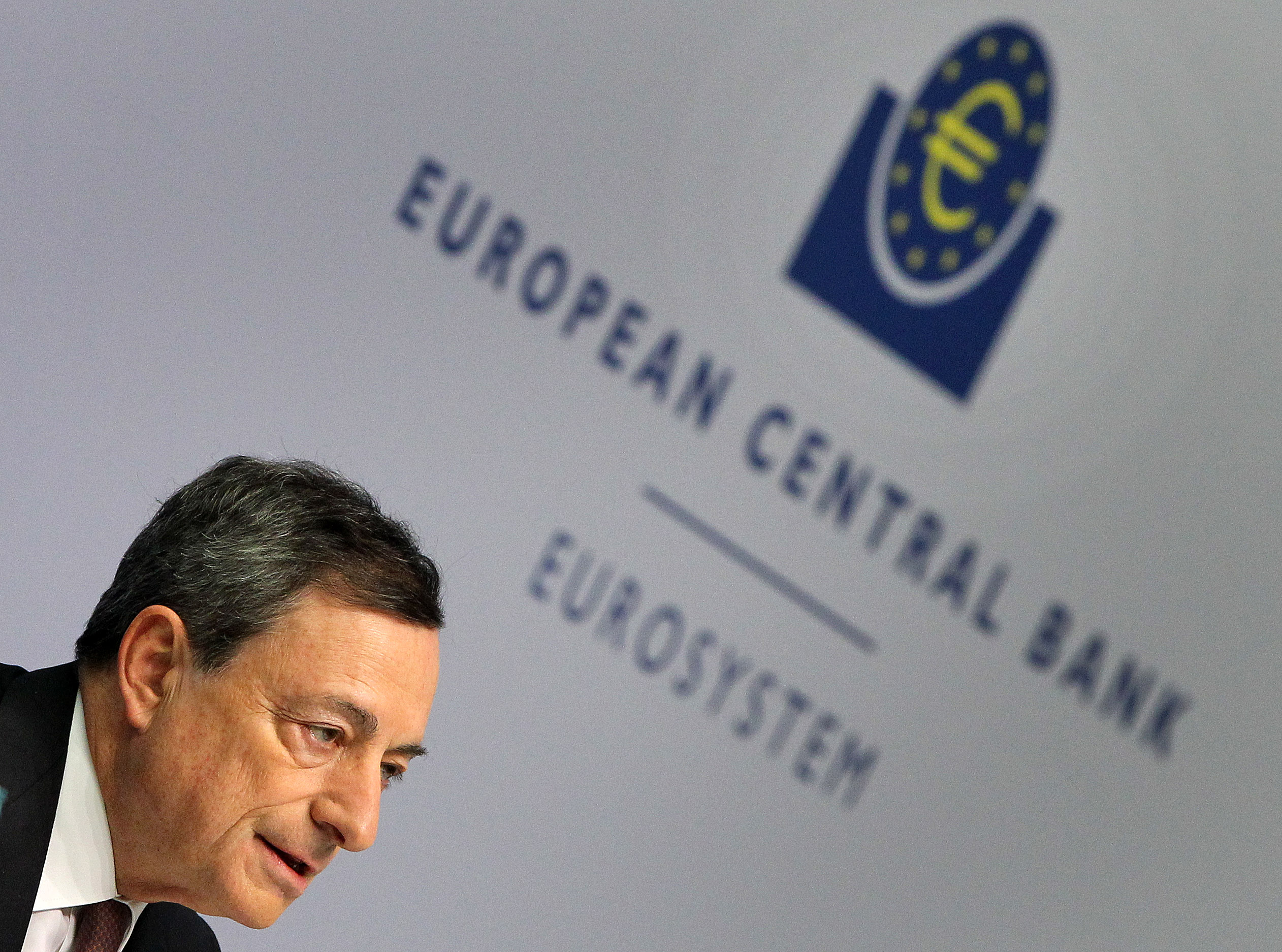 Mario Draghi, President of the European Central Bank (ECB) addresses a press conference following the meeting of the Governing Council in Frankfurt am Main, western Germany, on January 21, 2016. The ECB left its key interest rates unchanged at its first policy meeting of the year, despite current volatility on the world's financial markets owing to concerns about the slowing Chinese economy. / AFP / DANIEL ROLAND