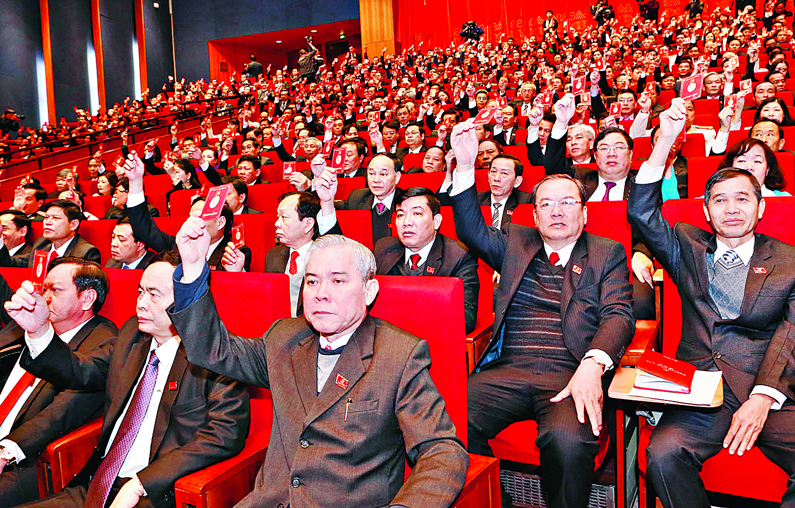 (160128) -- HANOI, Jan. 28, 2016 (Xinhua) -- Delegates vote to adopt a resolution of the 12th National Congress of the Communist Party of Vietnam (CPV) in Hanoi, capital of Vietnam, Jan. 28, 2016. 1,510 delegates representing over 4.5 million Communist Party of Vietnam (CPV) members attended the congress. (Xinhua/VNA)