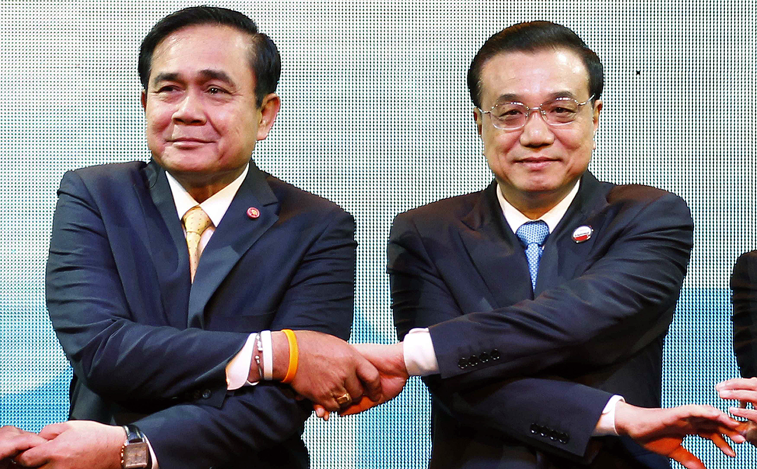 Thailand's Prime Minister Prayuth Chan-ocha (L) and China's Premier Li Keqiang, pose for photographers during Openning Ceremony of the 5th Greater Mekong Subregion (GMS) Summit at a hotel in Bangkok December 20, 2014. REUTERS/Chaiwat Subprasom (THAILAND - Tags: POLITICS BUSINESS ENVIRONMENT SOCIETY)