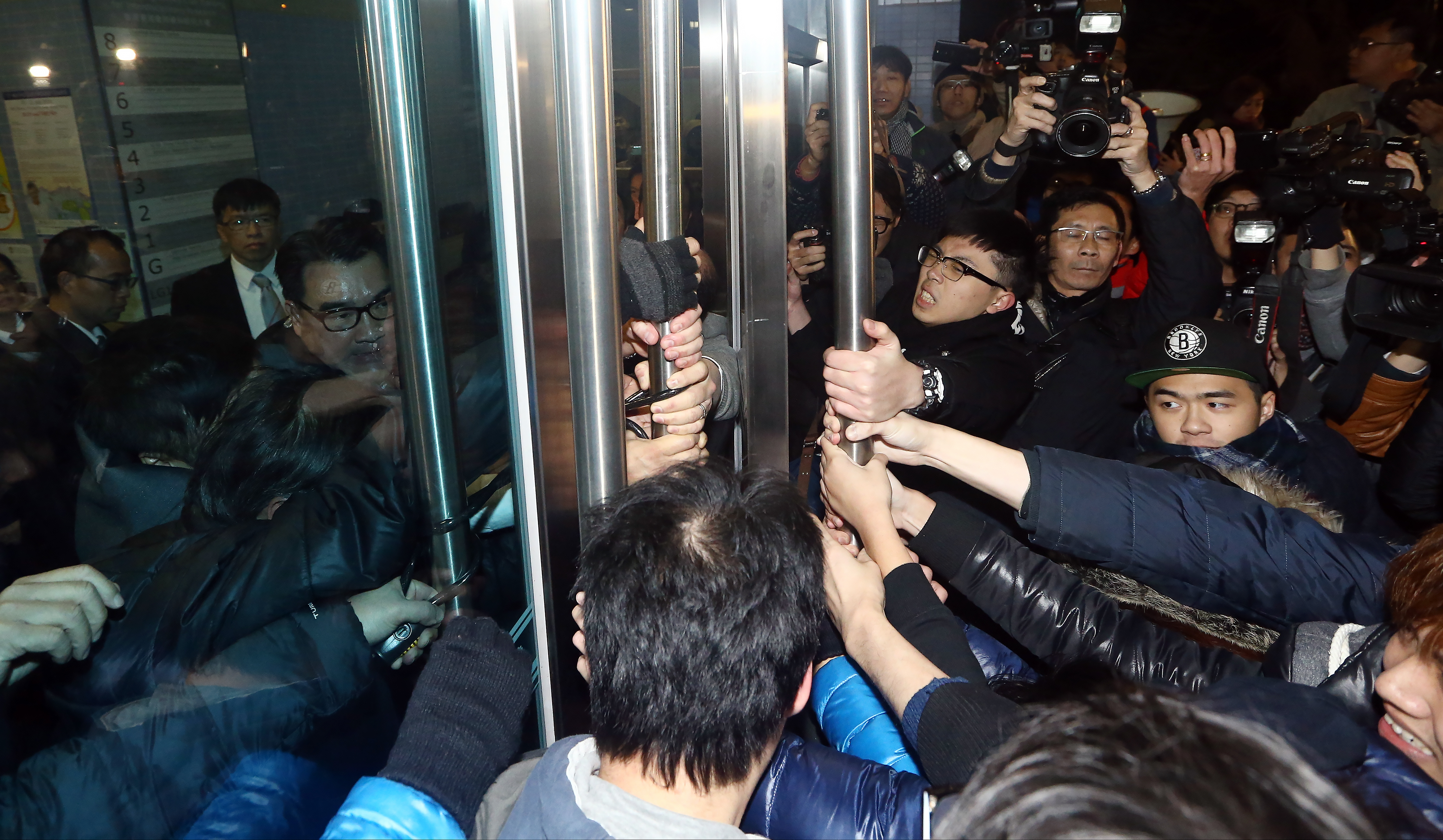 HKU students try to break into the The Hong Kong Jockey Club Building For Interdisciplinary Research on Sassoon Road in Pok Fu Lam, where Chairman of the governing Council of the University of Hong Kong Arthur Li Kwok-cheung is. Li refused to talk to students. 26JAN16 SCMP/Sam Tsang