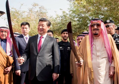 A picture made available by the Saudi Press Agency (SPA) on January 21, 2016 shows Saudi King Salman bin Abdulaziz (R) and Chinese President Xi Jinping perform a traditional dance with swords best known as 'Arda' as part of a welcoming ceremony at the Murabba Palace in Riyadh. / AFP / SPA / Handout / === RESTRICTED TO EDITORIAL USE - MANDATORY CREDIT "AFP PHOTO / SPA / HO" - NO MARKETING NO ADVERTISING CAMPAIGNS - DISTRIBUTED AS A SERVICE TO CLIENTS ===