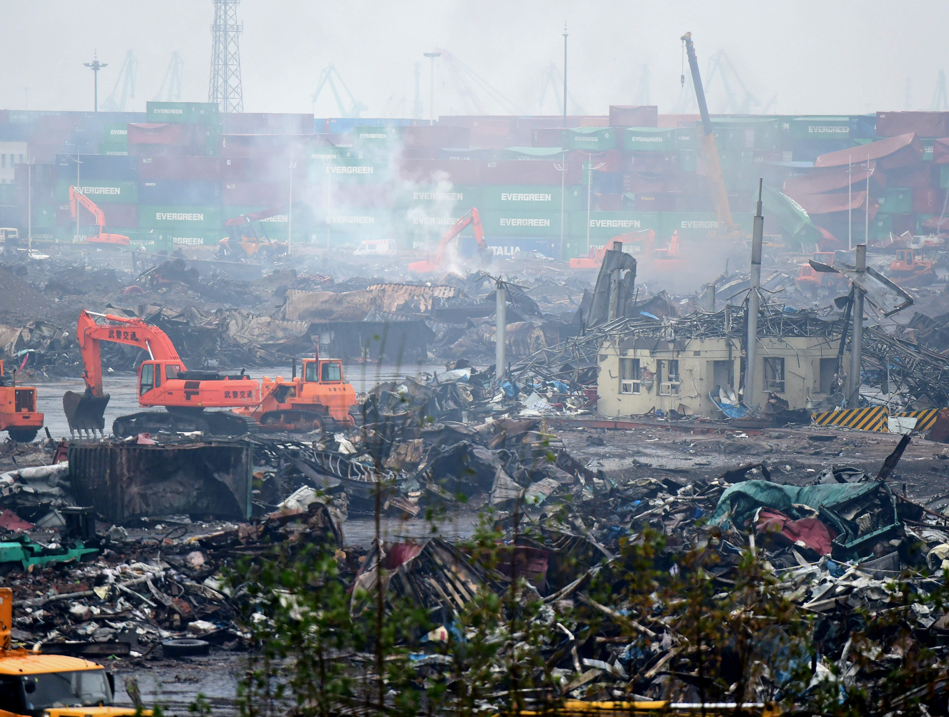 (150831) -- TIANJIN, Aug. 31, 2015 (Xinhua) -- Rescuers clean up debris at the warehouse explosion site of Tianjin, north China, Aug. 31, 2015. The death toll from the Tianjin warehouse explosions rose to 158 on Monday with 15 people still missing two weeks after the blasts, according to rescue authorities. (Xinhua/Zhang Chenlin)(mcg)