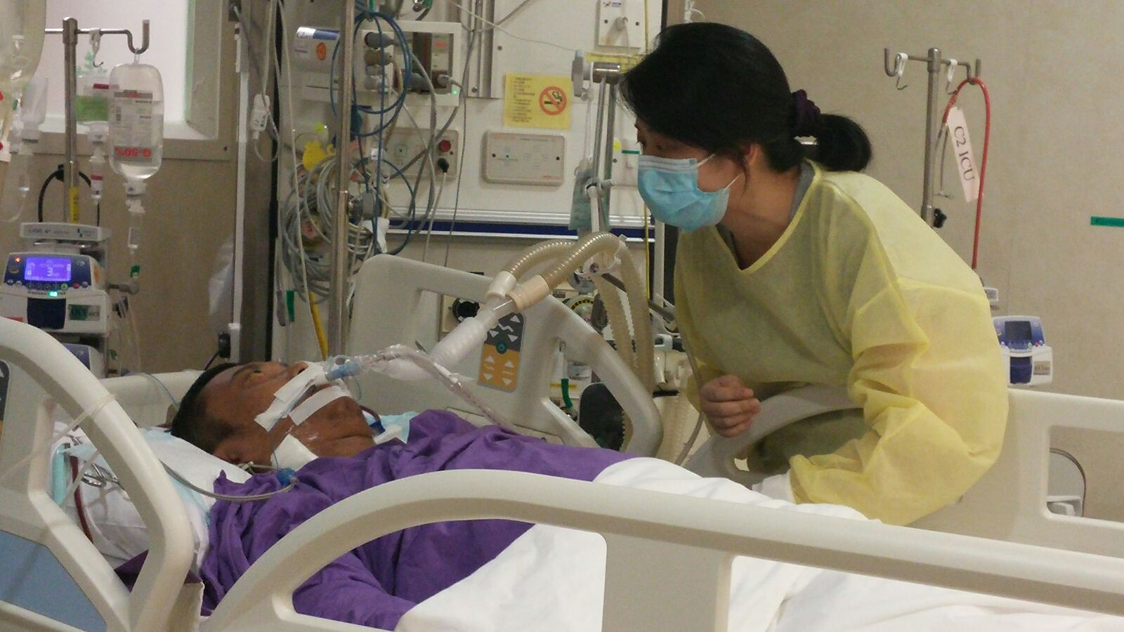 Stephen Lee’s wife visits him in hospital last August. Photo: SCMP Pictures