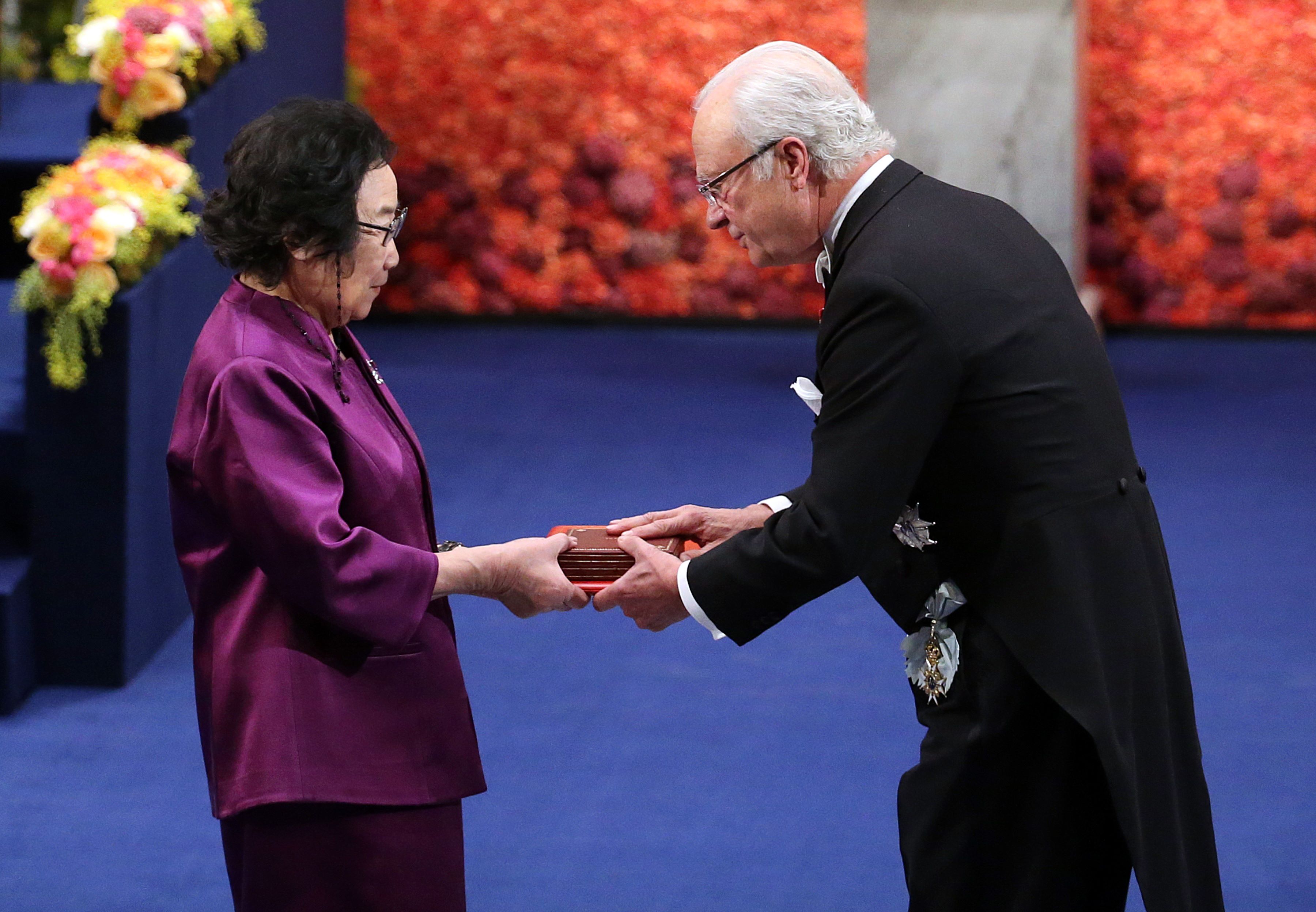 Chinese scientist Tu Youyou receives her medal from Sweden’s King Carl XVI Gustaf, after winning the 2015 Nobel Prize in medicine. Photo: AFP