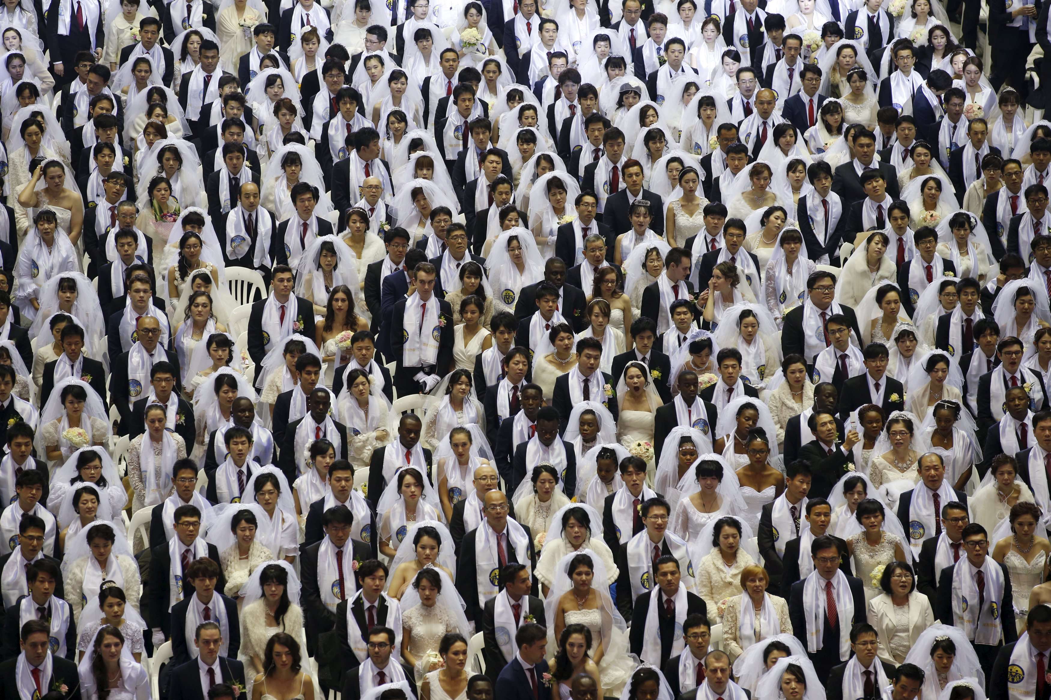 Newlywed couples attend a mass wedding ceremony in South Korea. Photo: Reuters
